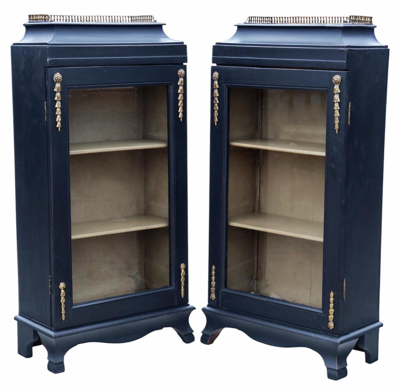 Paire de vitrines / bibliothèques anciennes du 19ème siècle peintes sur pilotis Qualité Bon état - En vente à Wisbech, Cambridgeshire