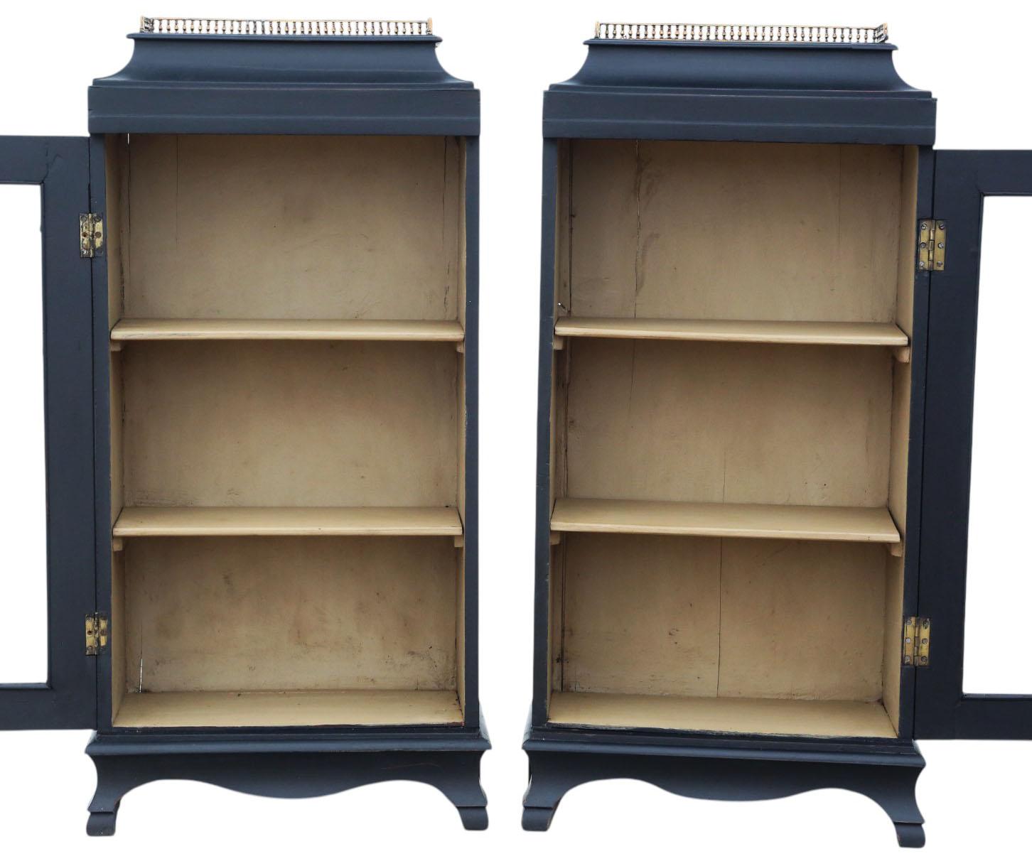 Paire de vitrines / bibliothèques anciennes du 19ème siècle peintes sur pilotis Qualité en vente 1