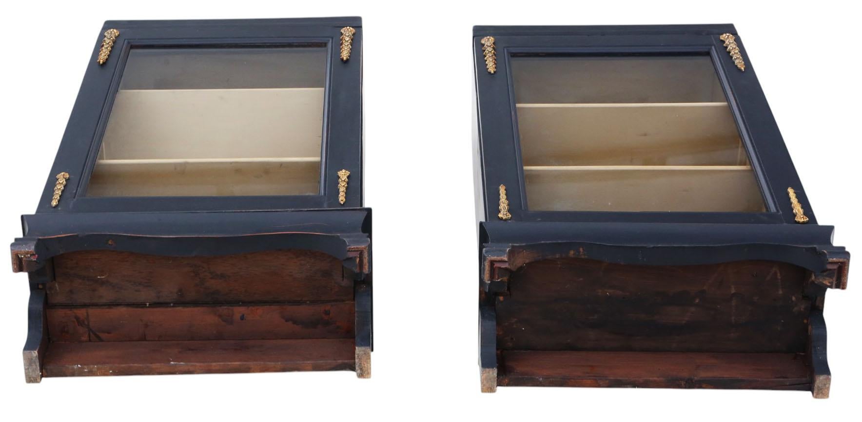 Paire de vitrines / bibliothèques anciennes du 19ème siècle peintes sur pilotis Qualité en vente 3