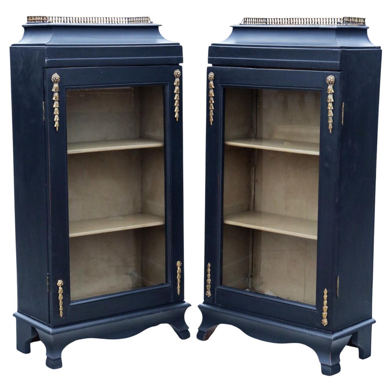 Paire de vitrines / bibliothèques anciennes du 19ème siècle peintes sur pilotis Qualité en vente