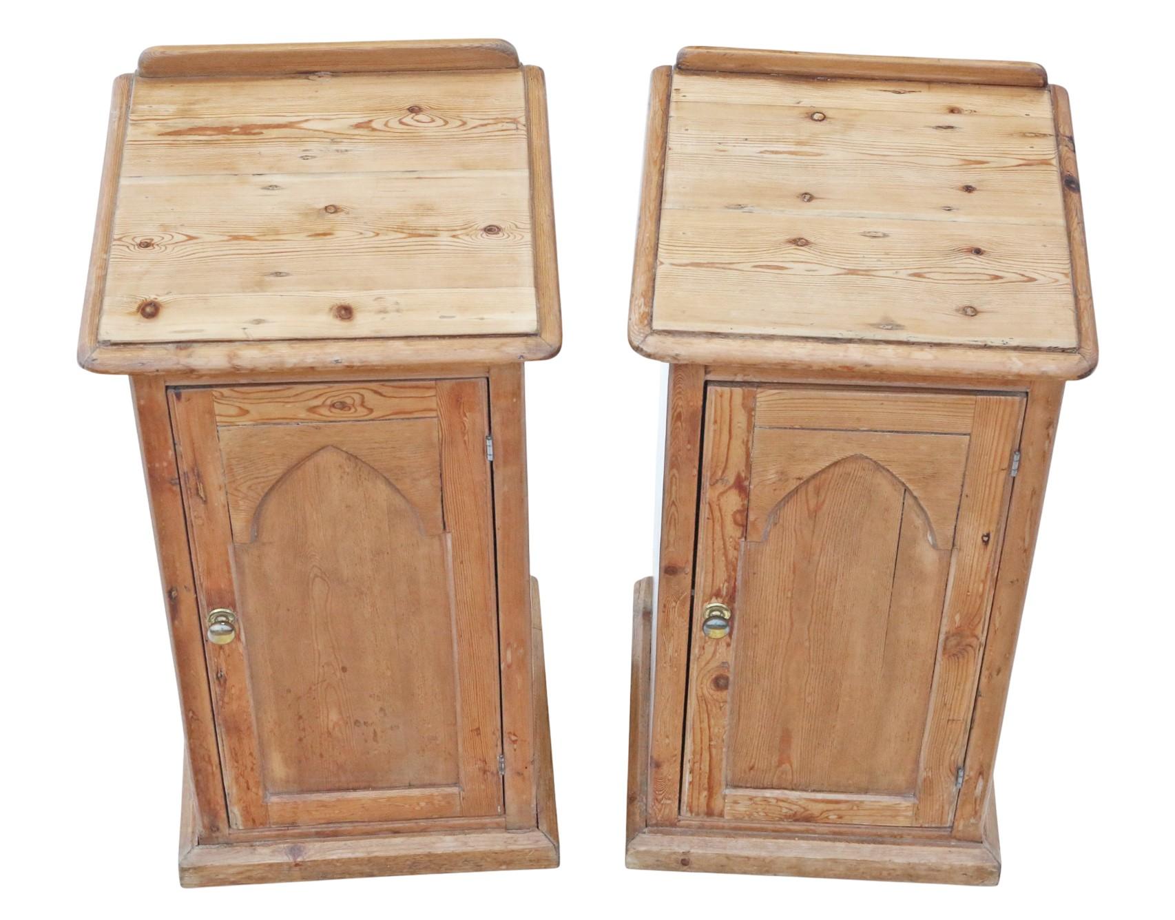 Britannique Paire ancienne de tables de chevet gothiques victoriennes du 19e siècle - Tables de nuit en vente