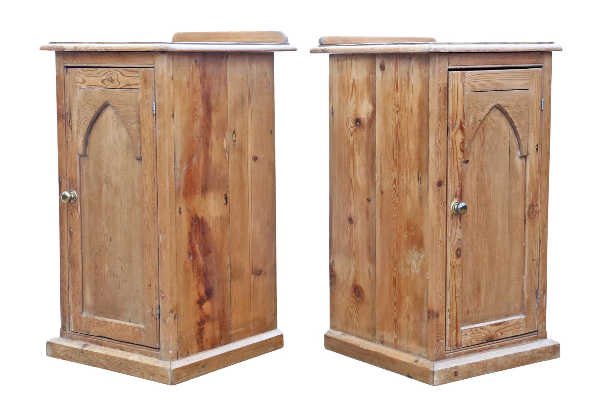 XIXe siècle Paire ancienne de tables de chevet gothiques victoriennes du 19e siècle - Tables de nuit en vente