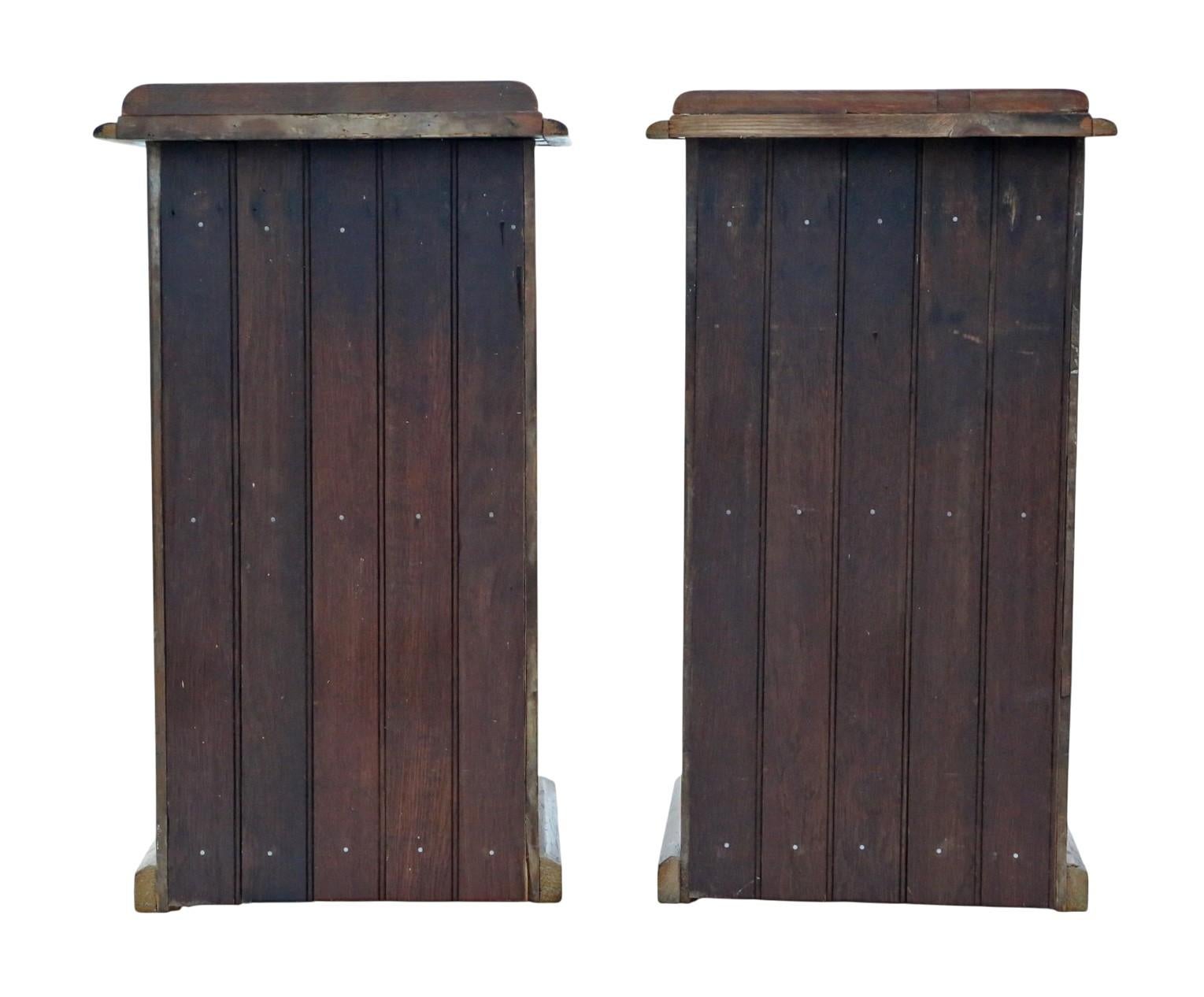 Paire ancienne de tables de chevet gothiques victoriennes du 19e siècle - Tables de nuit en vente 1