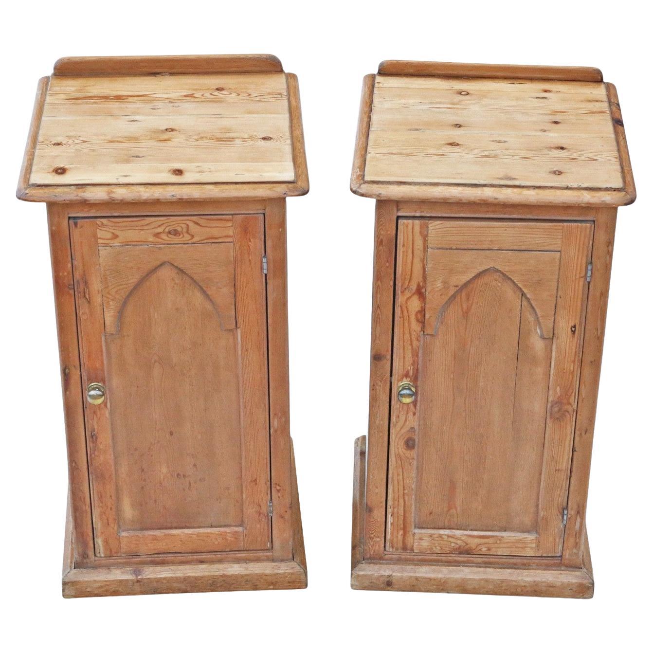 Paire ancienne de tables de chevet gothiques victoriennes du 19e siècle - Tables de nuit en vente