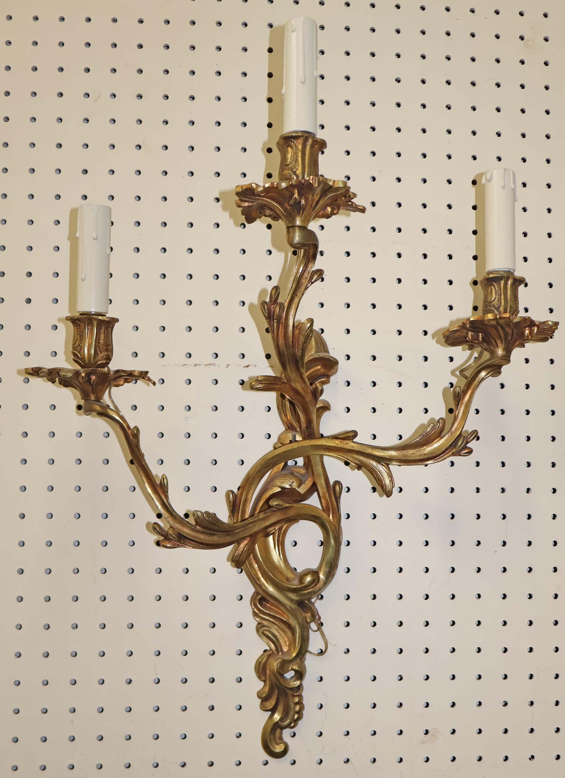 Coppia di 3 lampade da parete in bronzo francese in stile Luigi XV 22 X 17 in vendita 4