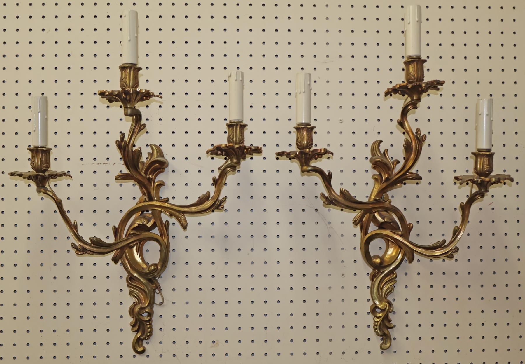 Coppia di applique a 3 luci in bronzo francese in stile Luigi XV

Dimensioni: 22