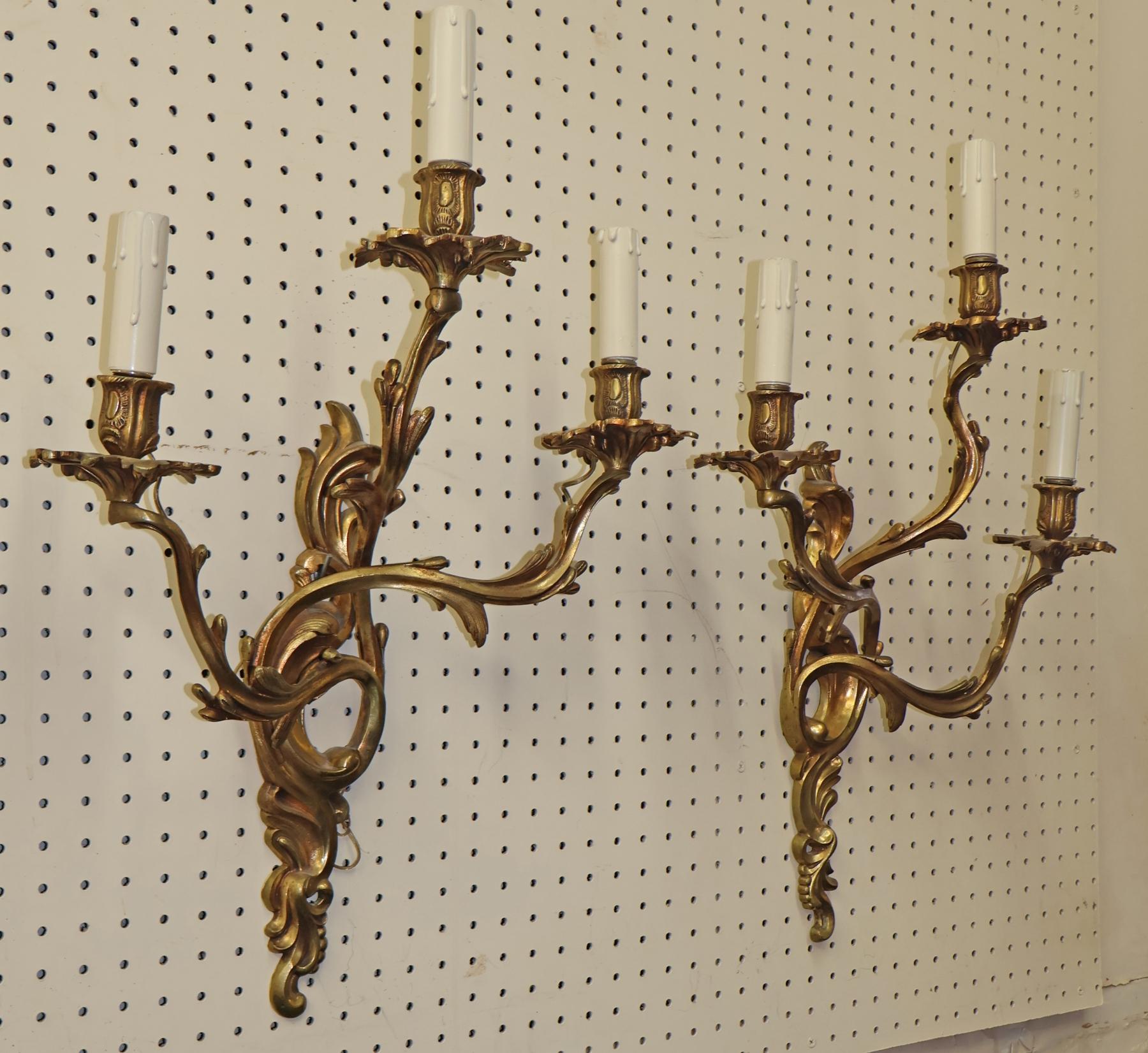 Luigi XVI Coppia di 3 lampade da parete in bronzo francese in stile Luigi XV 22 X 17 in vendita
