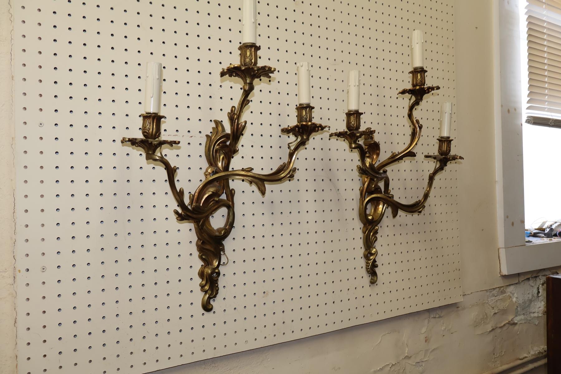 Francese Coppia di 3 lampade da parete in bronzo francese in stile Luigi XV 22 X 17 in vendita