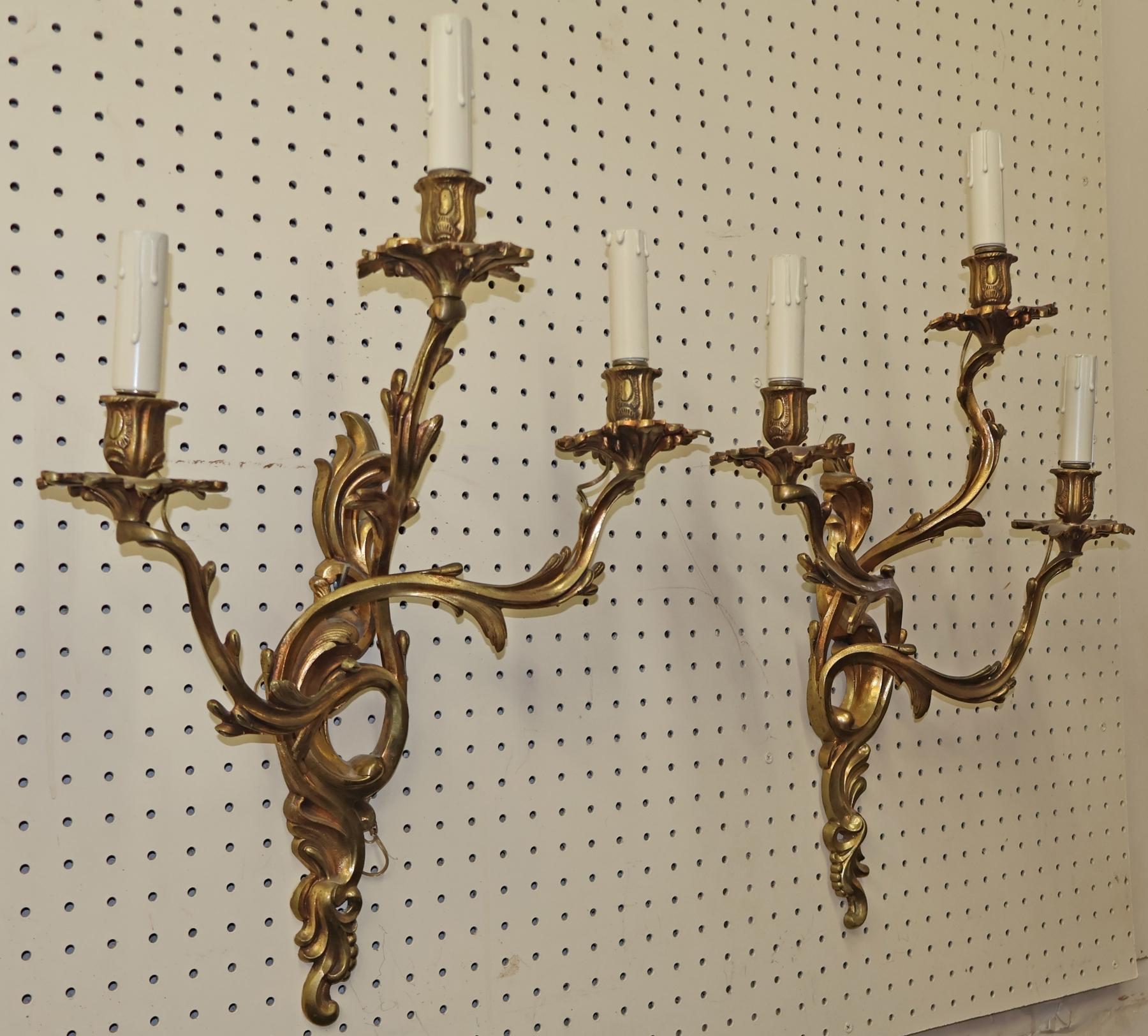 Coppia di 3 lampade da parete in bronzo francese in stile Luigi XV 22 X 17 In condizioni buone in vendita a Long Branch, NJ