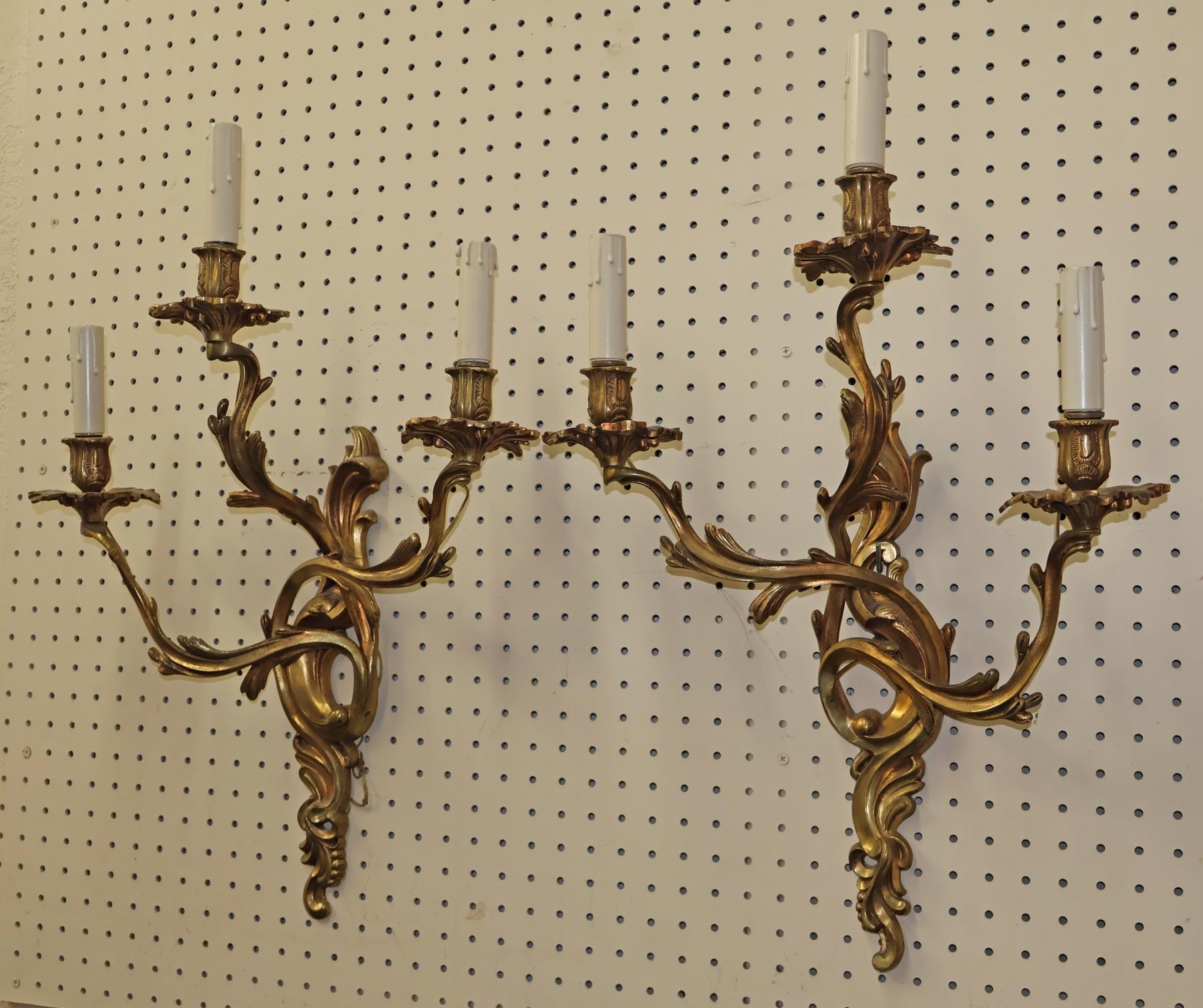 XX secolo Coppia di 3 lampade da parete in bronzo francese in stile Luigi XV 22 X 17 in vendita