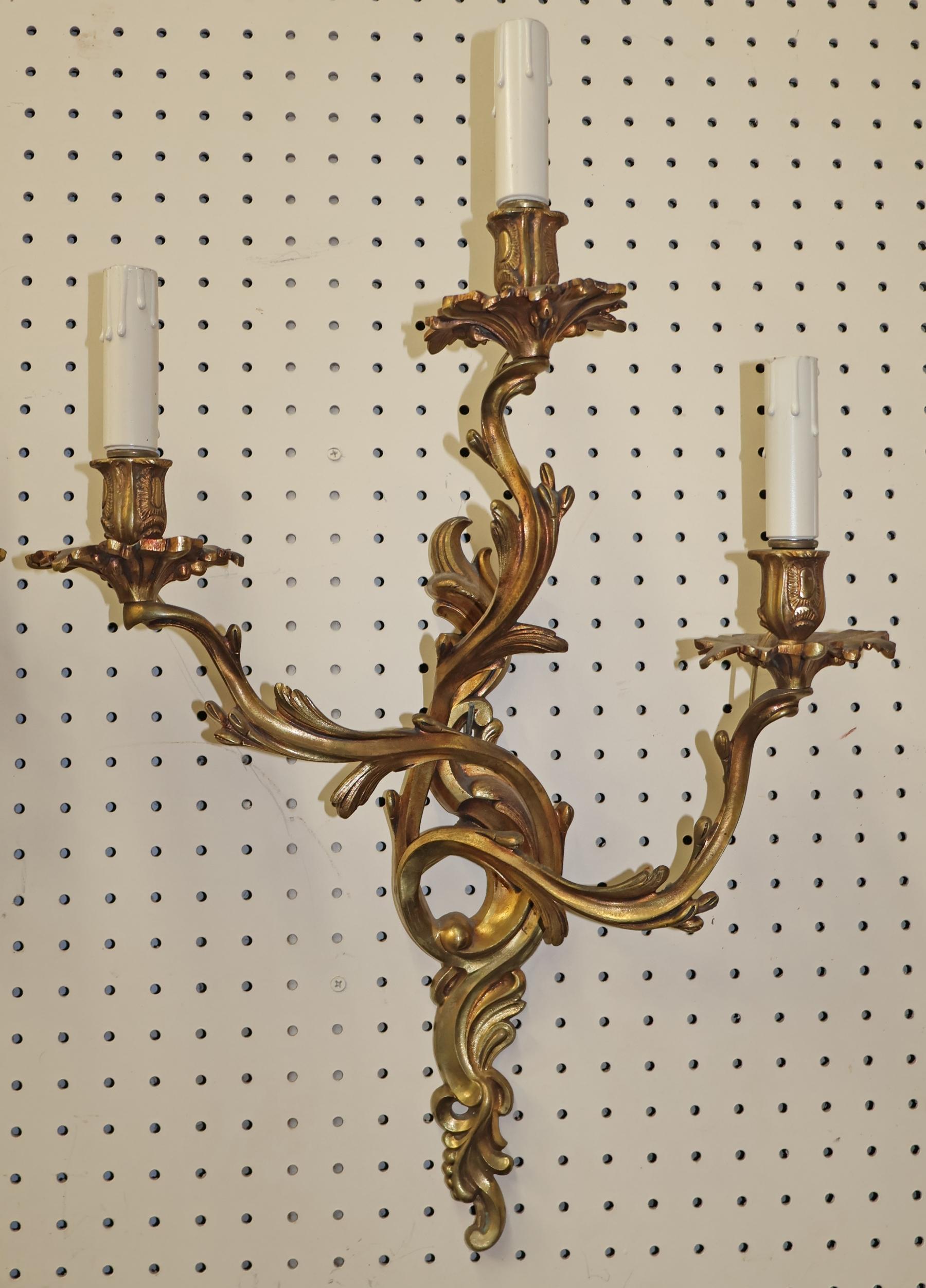 Bronzo Coppia di 3 lampade da parete in bronzo francese in stile Luigi XV 22 X 17 in vendita
