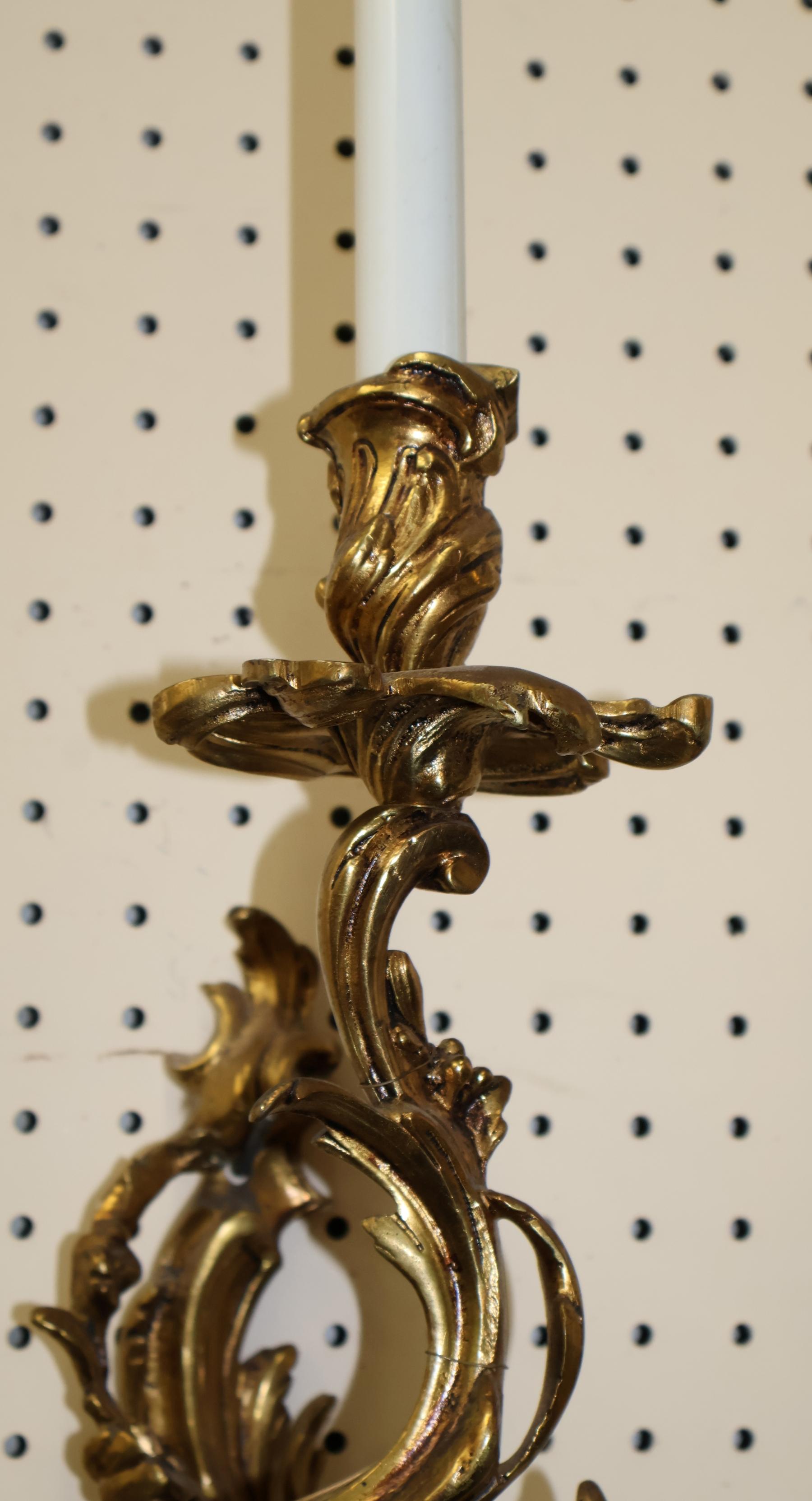 Coppia di 3 lampade da parete in bronzo in stile Luigi XV francese in vendita 4