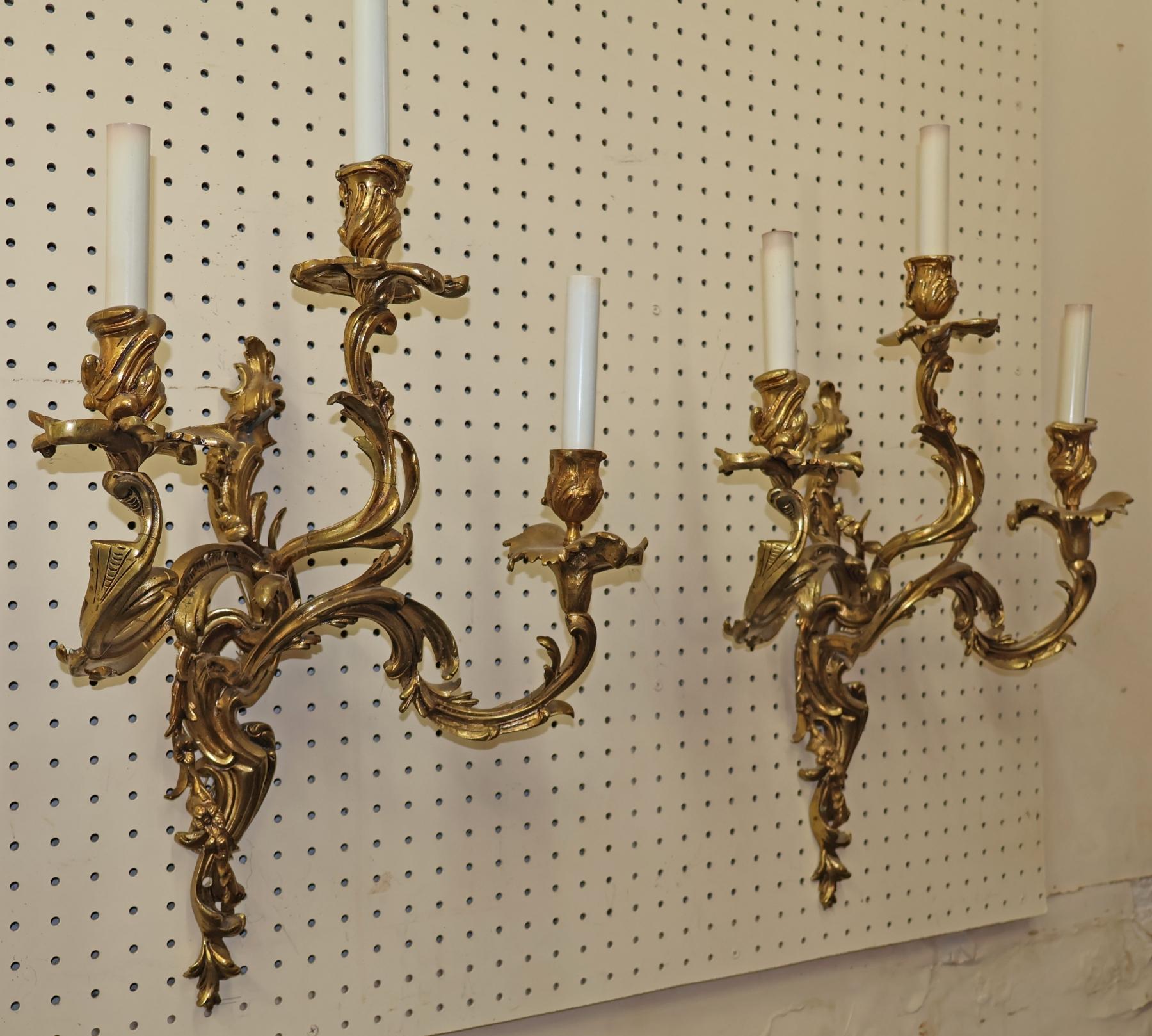 Luigi XVI Coppia di 3 lampade da parete in bronzo in stile Luigi XV francese in vendita