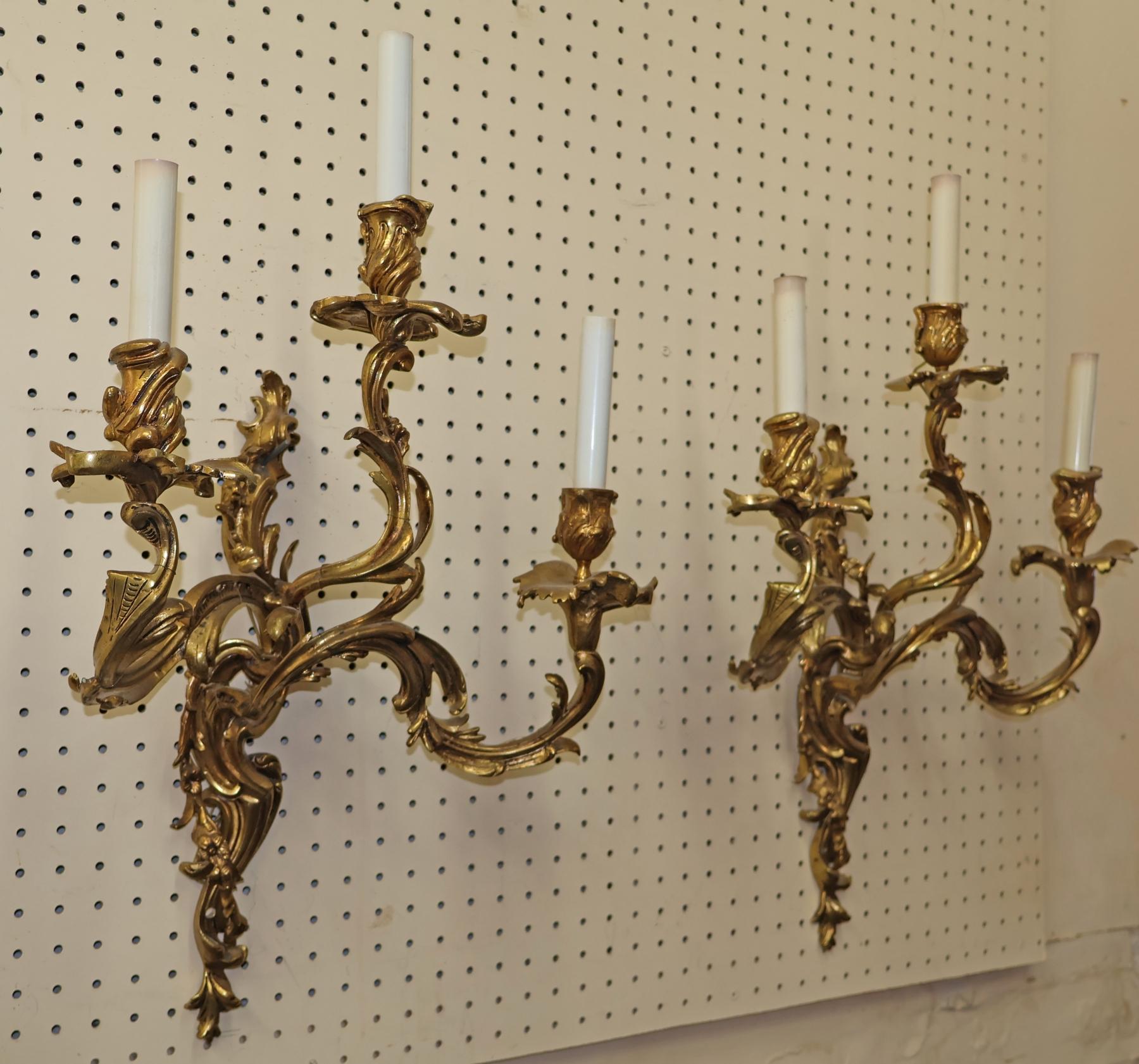 Francese Coppia di 3 lampade da parete in bronzo in stile Luigi XV francese in vendita