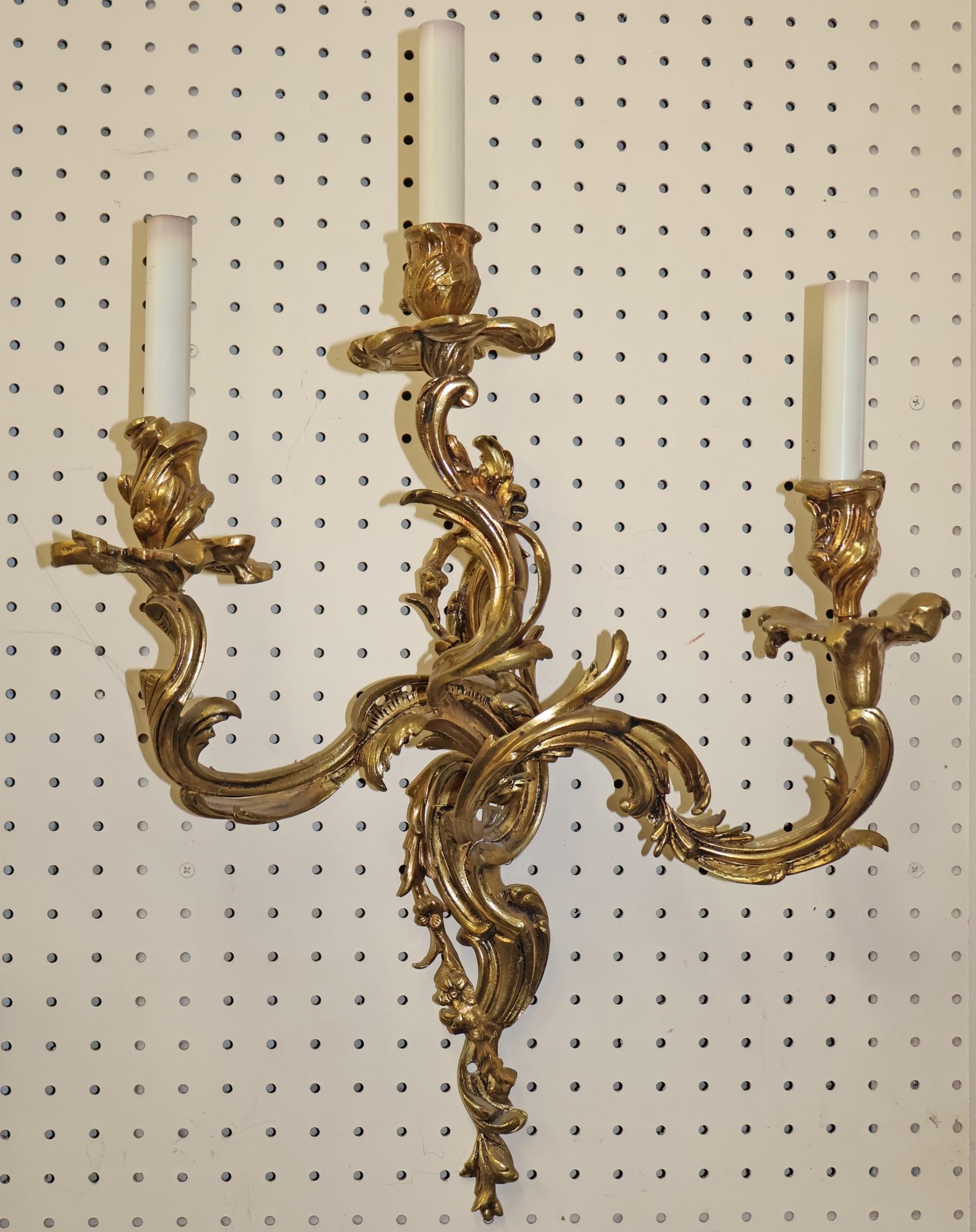 XX secolo Coppia di 3 lampade da parete in bronzo in stile Luigi XV francese in vendita