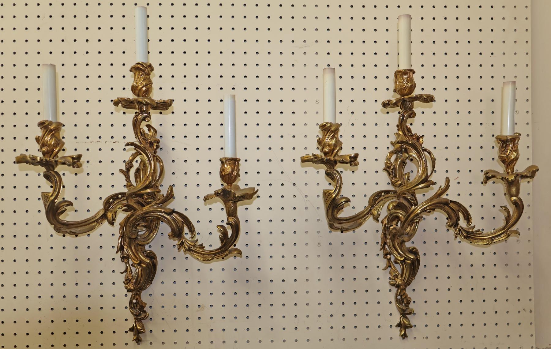 Coppia di 3 lampade da parete in bronzo in stile Luigi XV francese in vendita 1