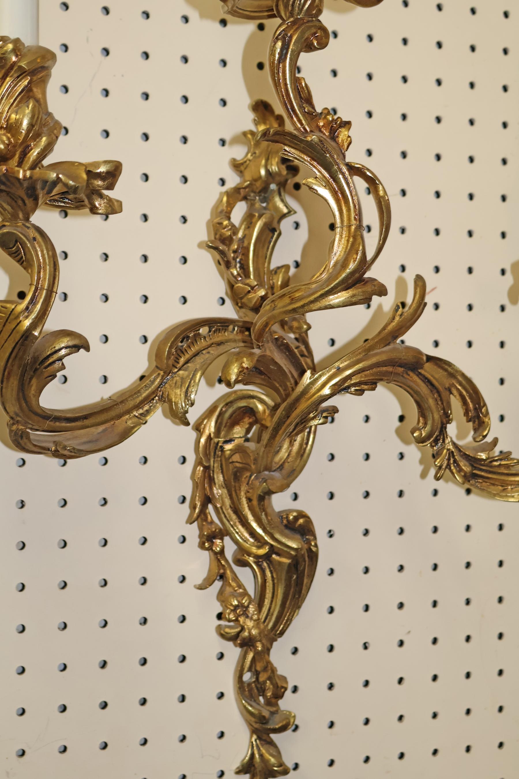 Coppia di 3 lampade da parete in bronzo in stile Luigi XV francese in vendita 2
