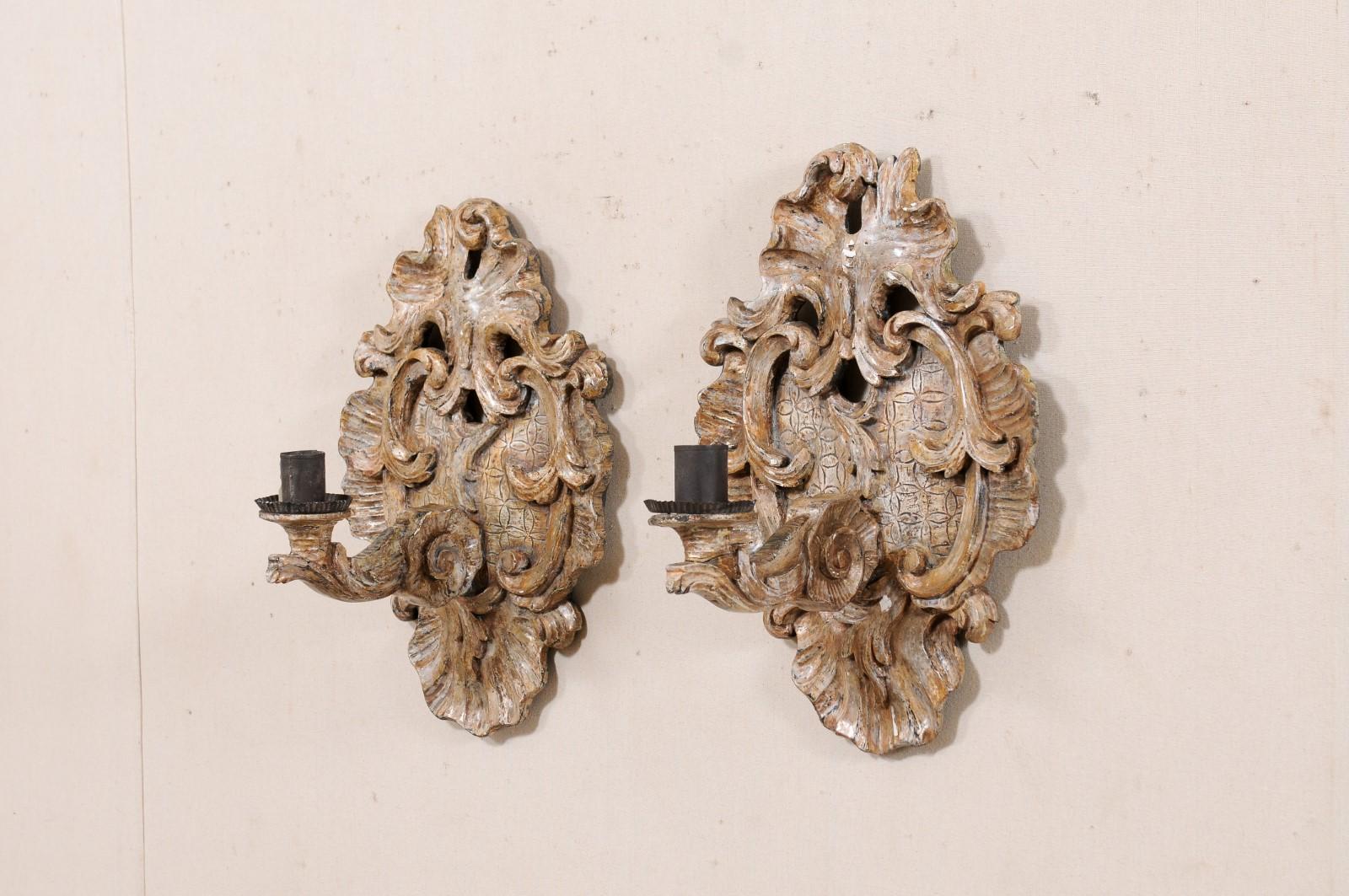 Italian Antique Pair of Acanthus Leaf-Carved Single-Candle Wall Sconces from Italy For Sale