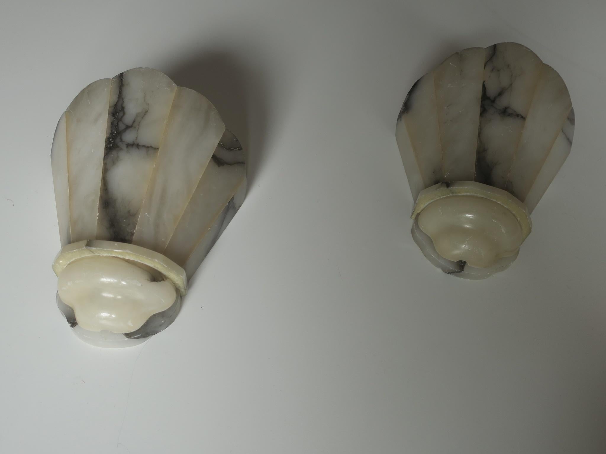 Antique Pair of Alabaster Art Deco Sconces Nicely Veined In Good Condition For Sale In Berlin, DE