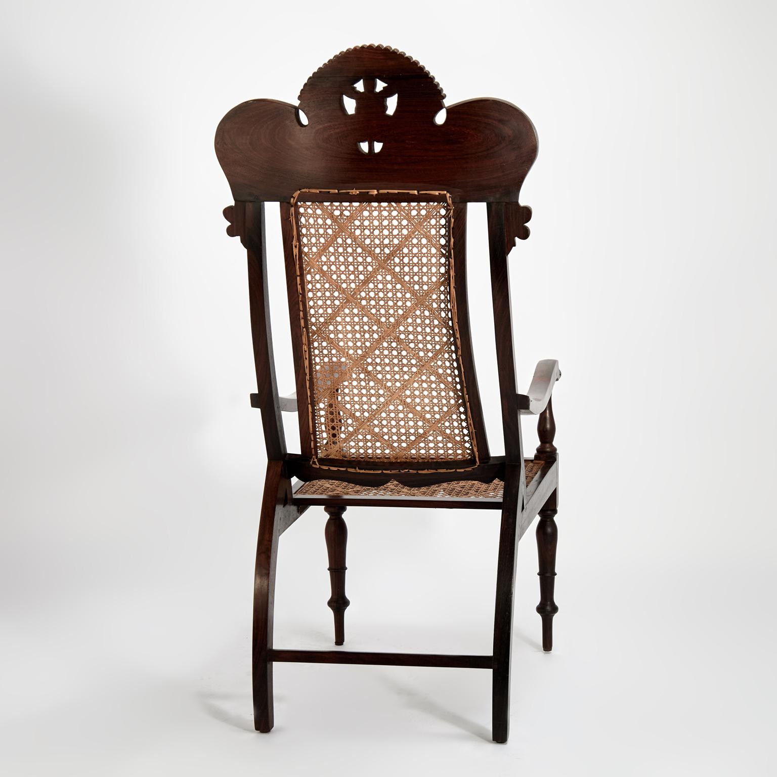 Ancienne paire de fauteuils anglo-indiens cannés en bois de rose en vente 3