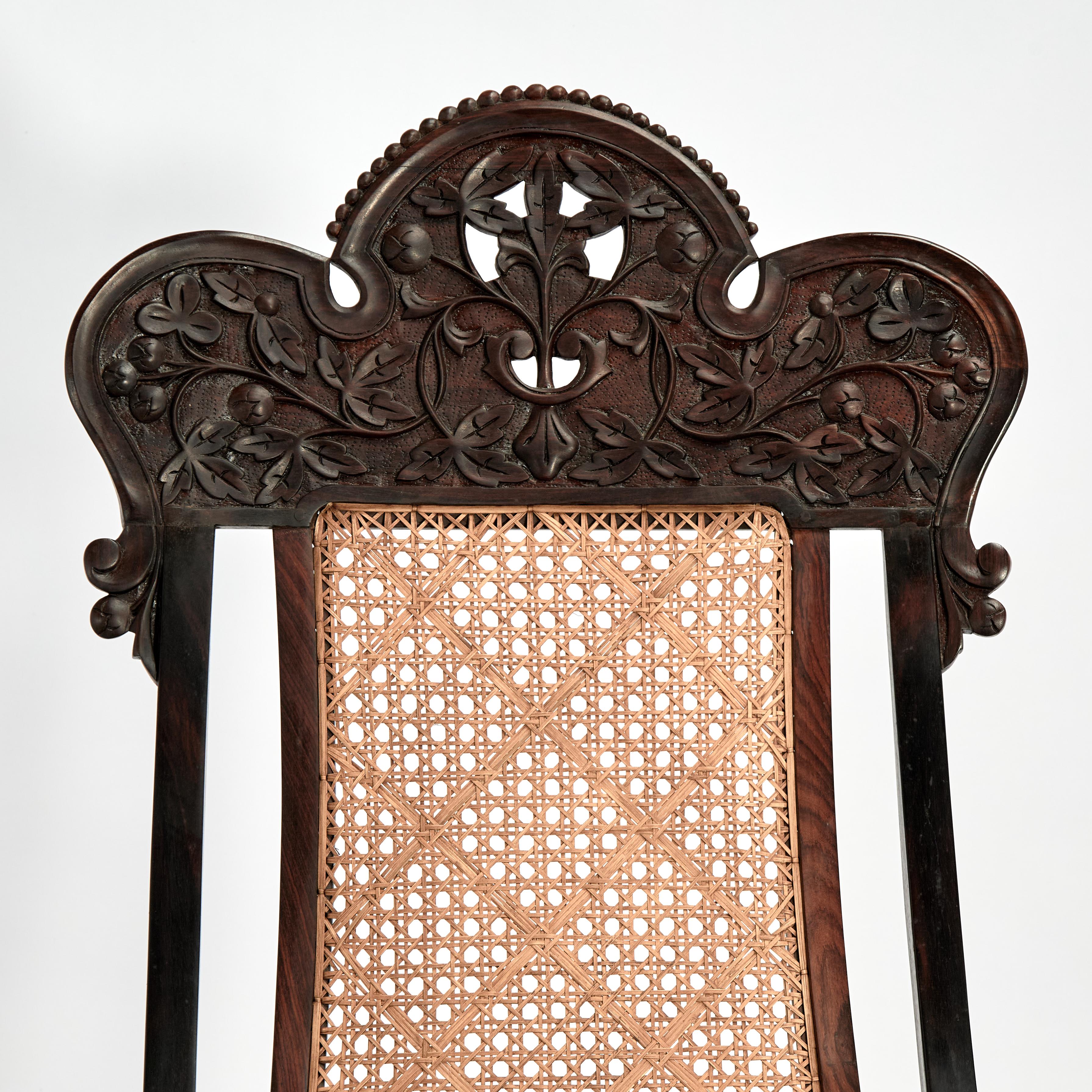 Ancienne paire de fauteuils anglo-indiens cannés en bois de rose en vente 4