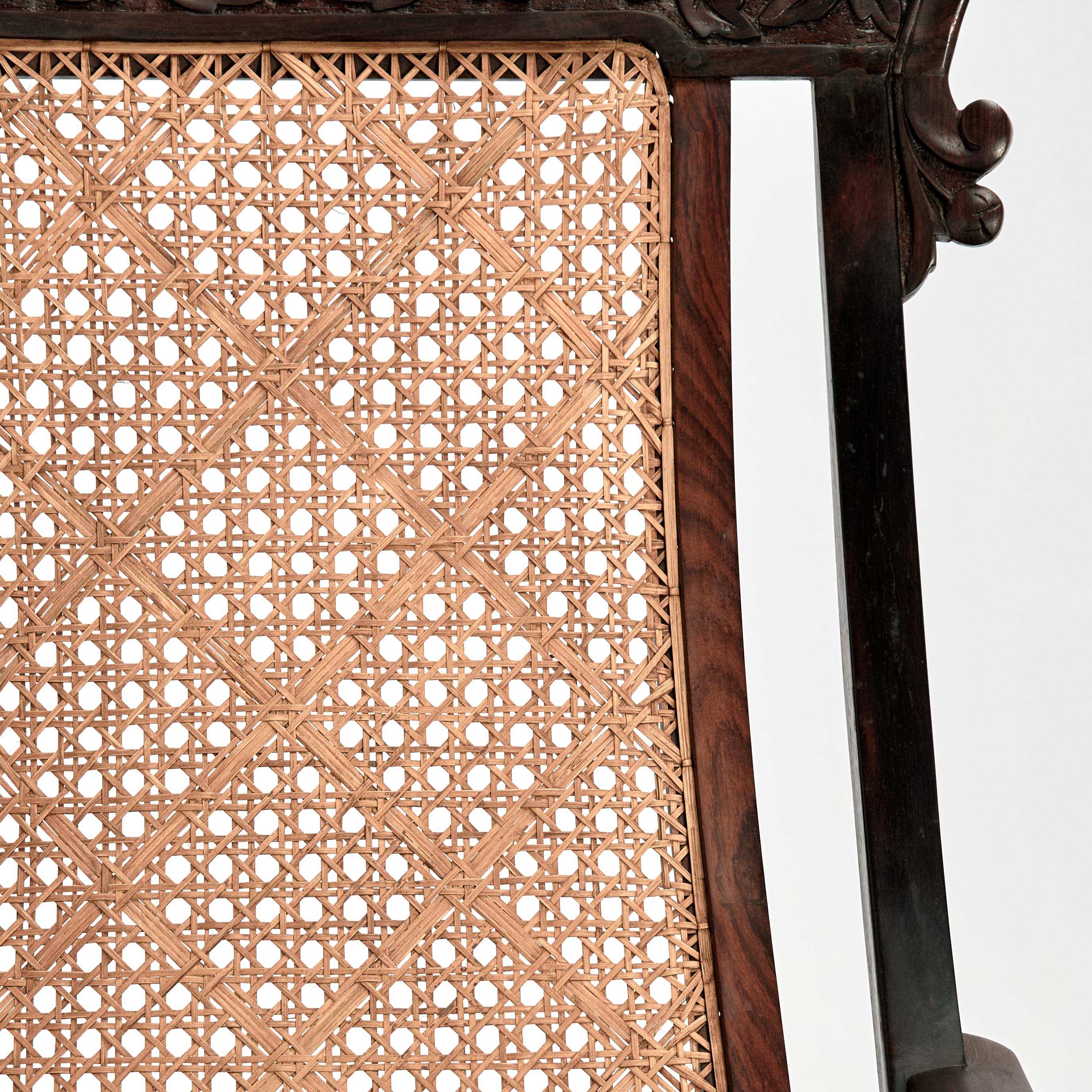 Ancienne paire de fauteuils anglo-indiens cannés en bois de rose en vente 5