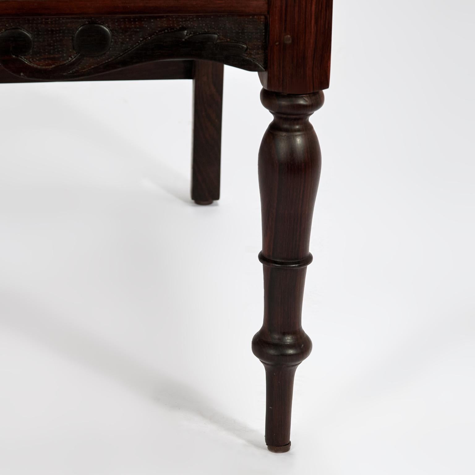 Ancienne paire de fauteuils anglo-indiens cannés en bois de rose en vente 6