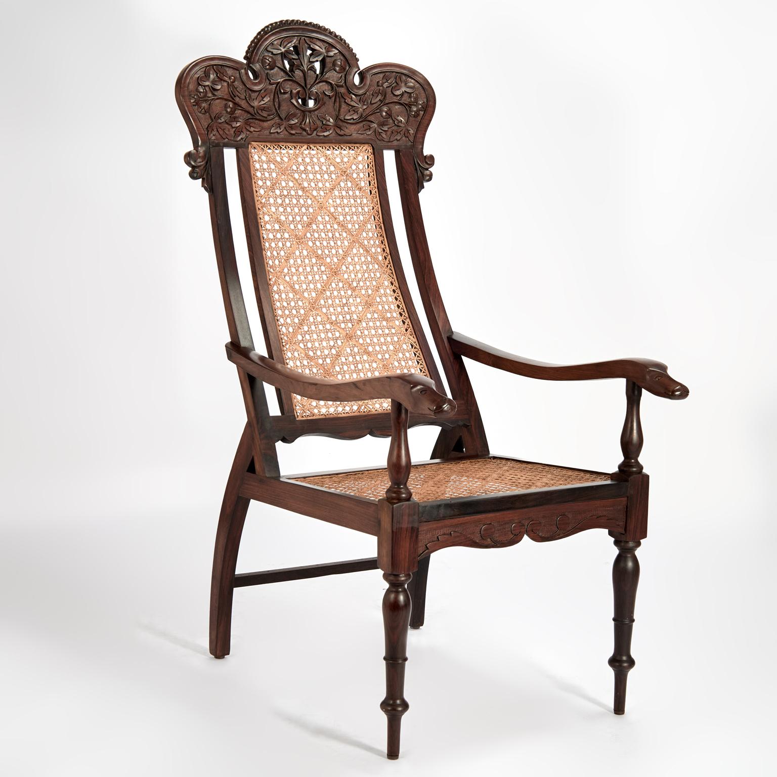 Impressionnante paire de chaises Eleg du XIXe siècle, fabriquées à la main en bois de rose indigène, avec d'impressionnants cimiers sculptés de motifs floraux, des dossiers et des assises cannelés, d'élégants accoudoirs avec des têtes de chat