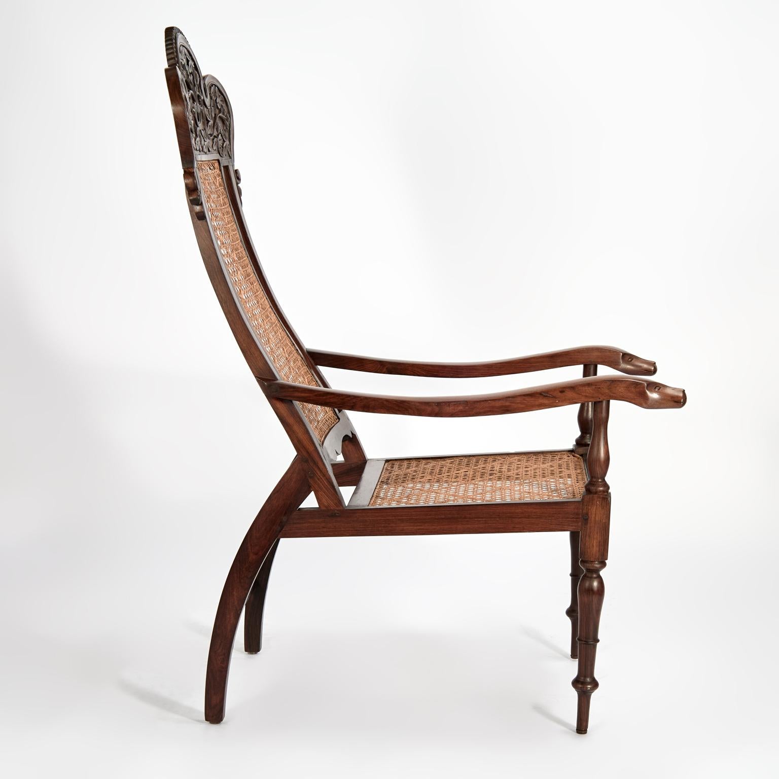 Anglo-indien Ancienne paire de fauteuils anglo-indiens cannés en bois de rose en vente