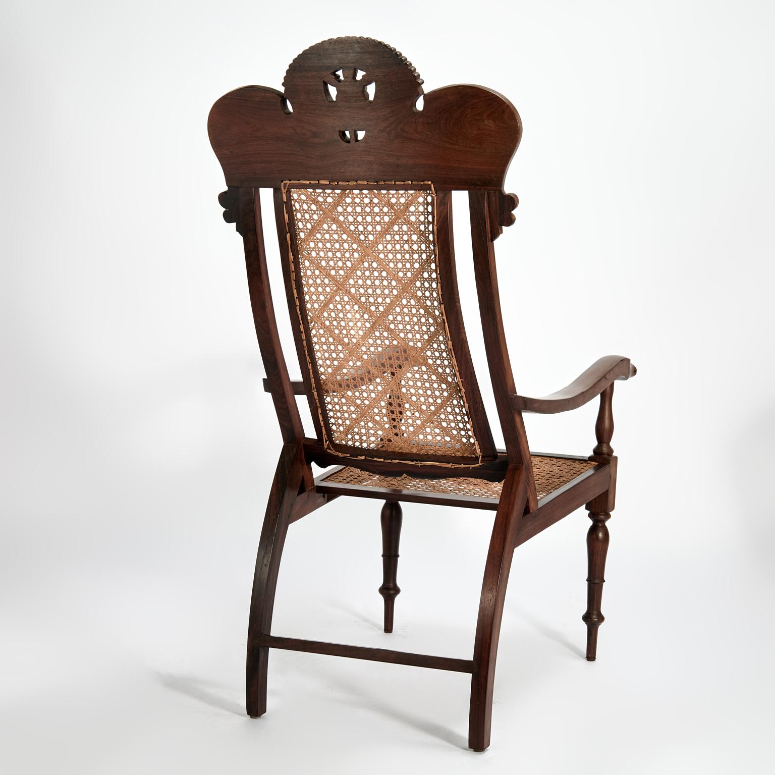 Indien Ancienne paire de fauteuils anglo-indiens cannés en bois de rose en vente
