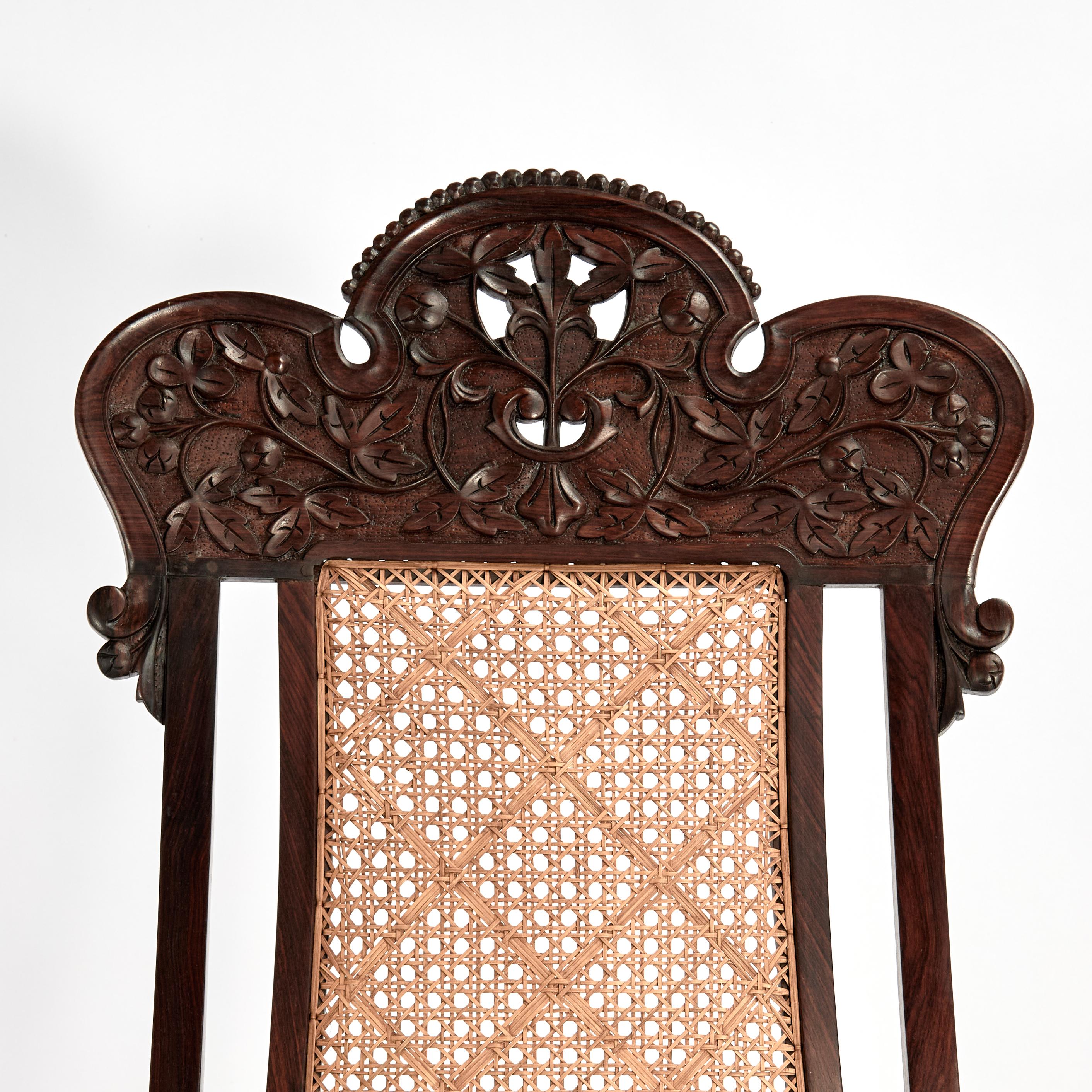 Sculpté Ancienne paire de fauteuils anglo-indiens cannés en bois de rose en vente