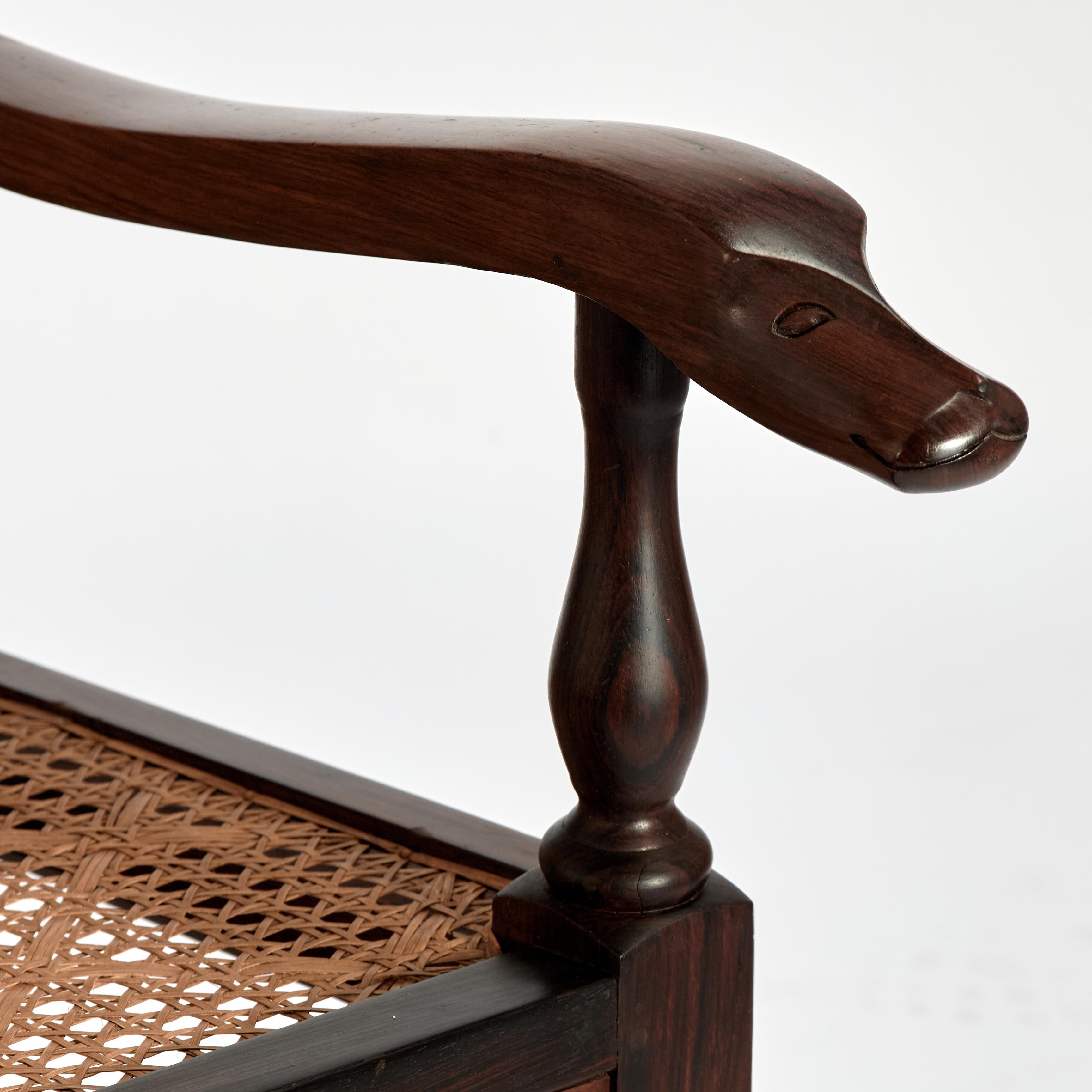 XIXe siècle Ancienne paire de fauteuils anglo-indiens cannés en bois de rose en vente