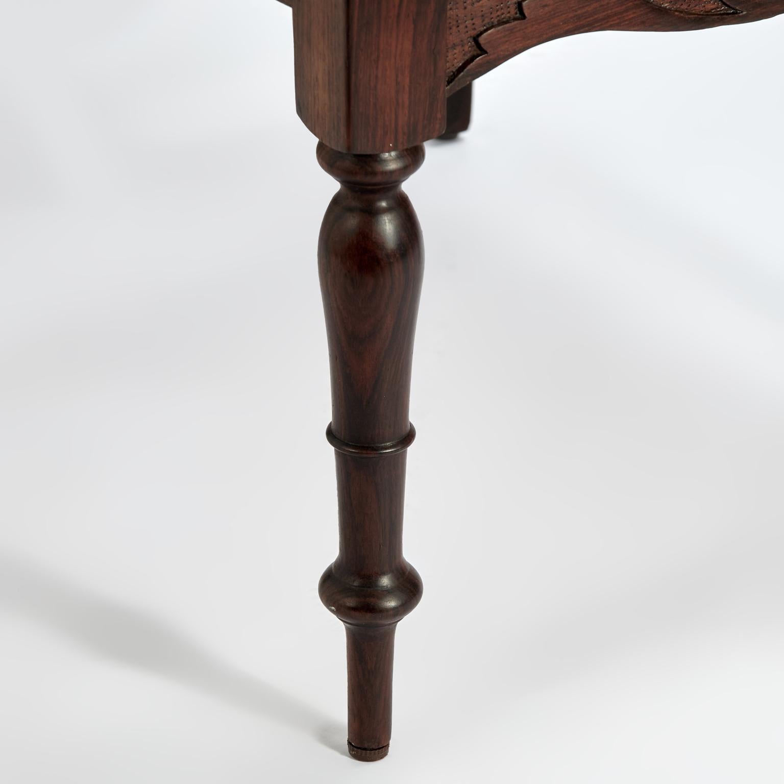 Canne Ancienne paire de fauteuils anglo-indiens cannés en bois de rose en vente