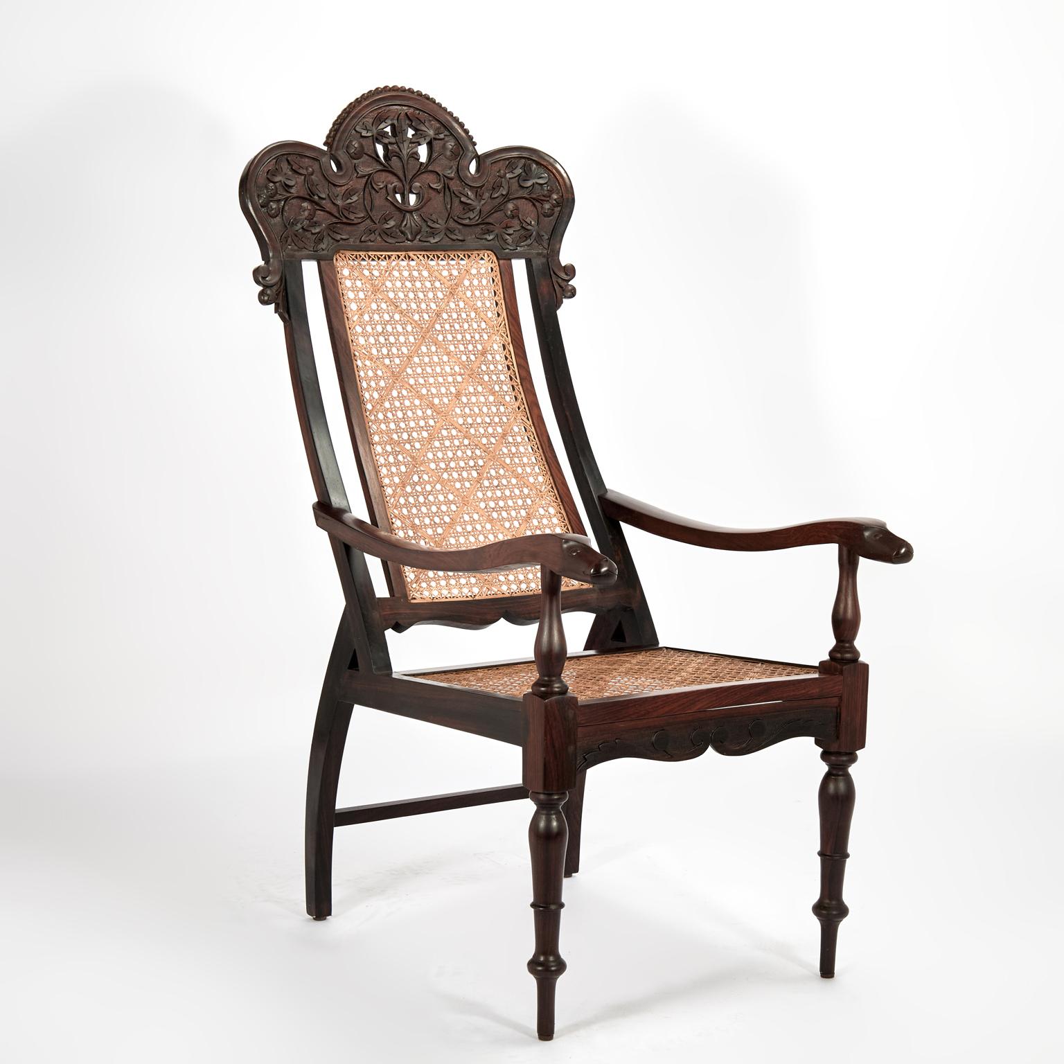 Ancienne paire de fauteuils anglo-indiens cannés en bois de rose en vente 1