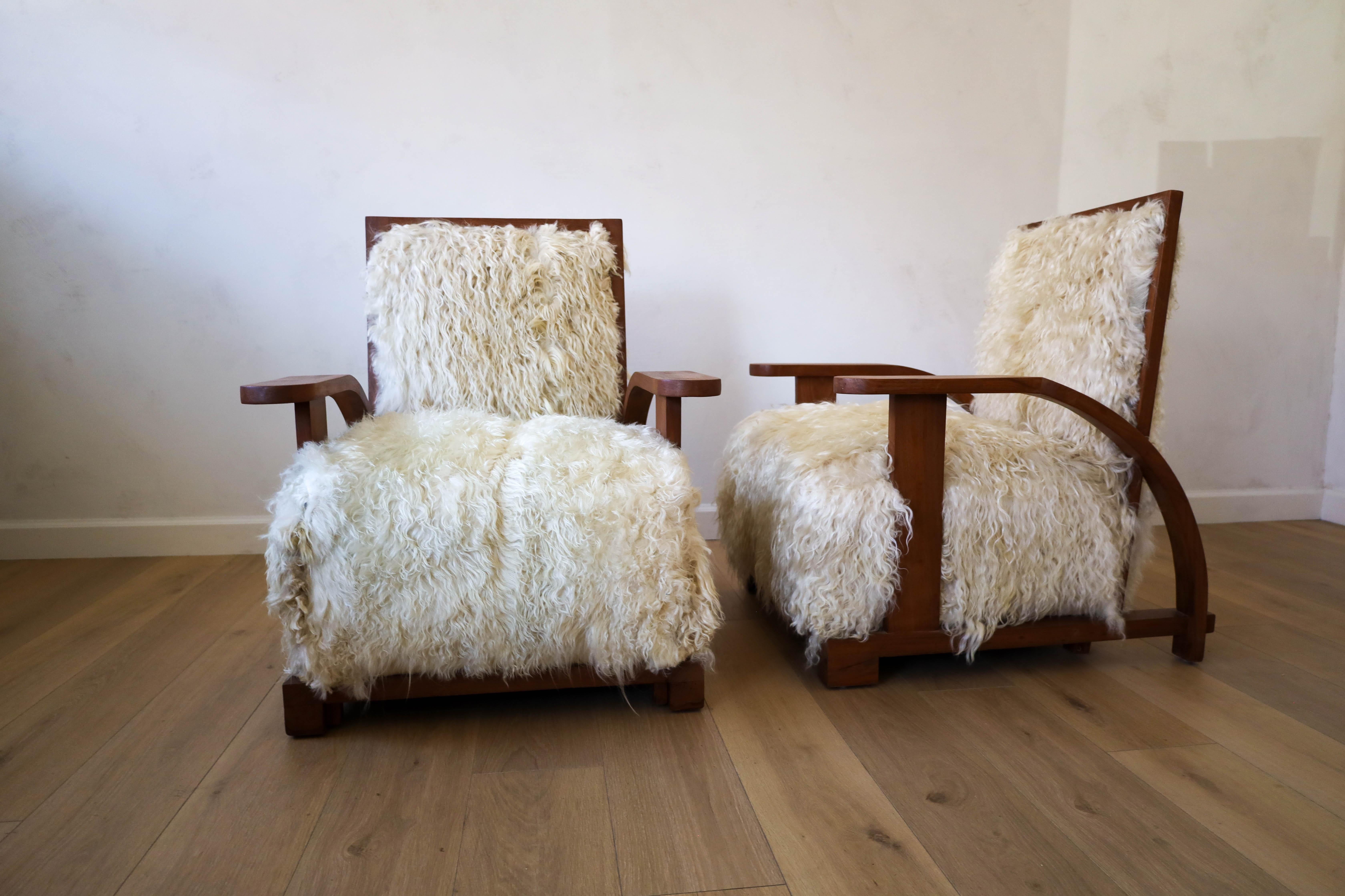 Art déco Paire de fauteuils club Art Déco, retapissés en chèvre angora, début des années 1900 en vente