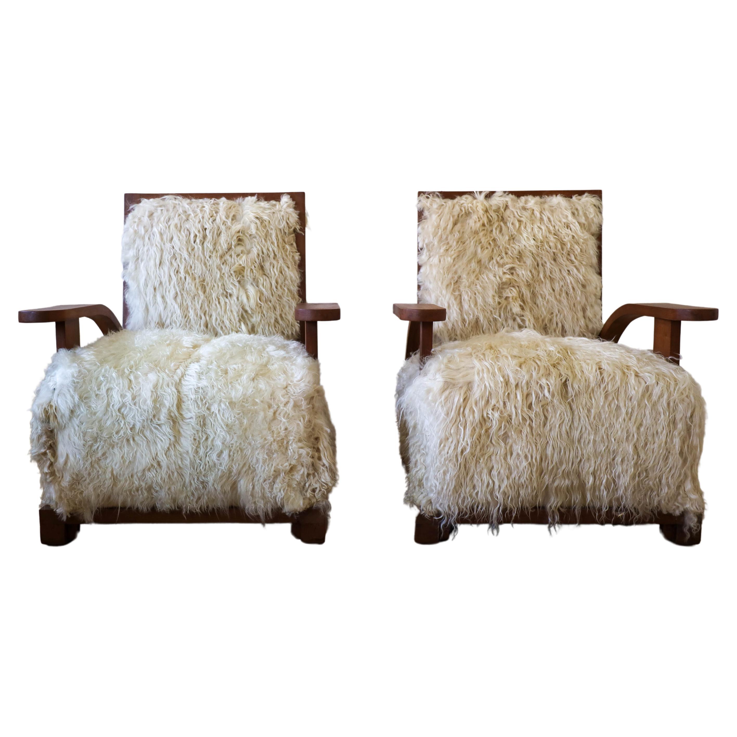 Paire de fauteuils club Art Déco, retapissés en chèvre angora, début des années 1900 en vente