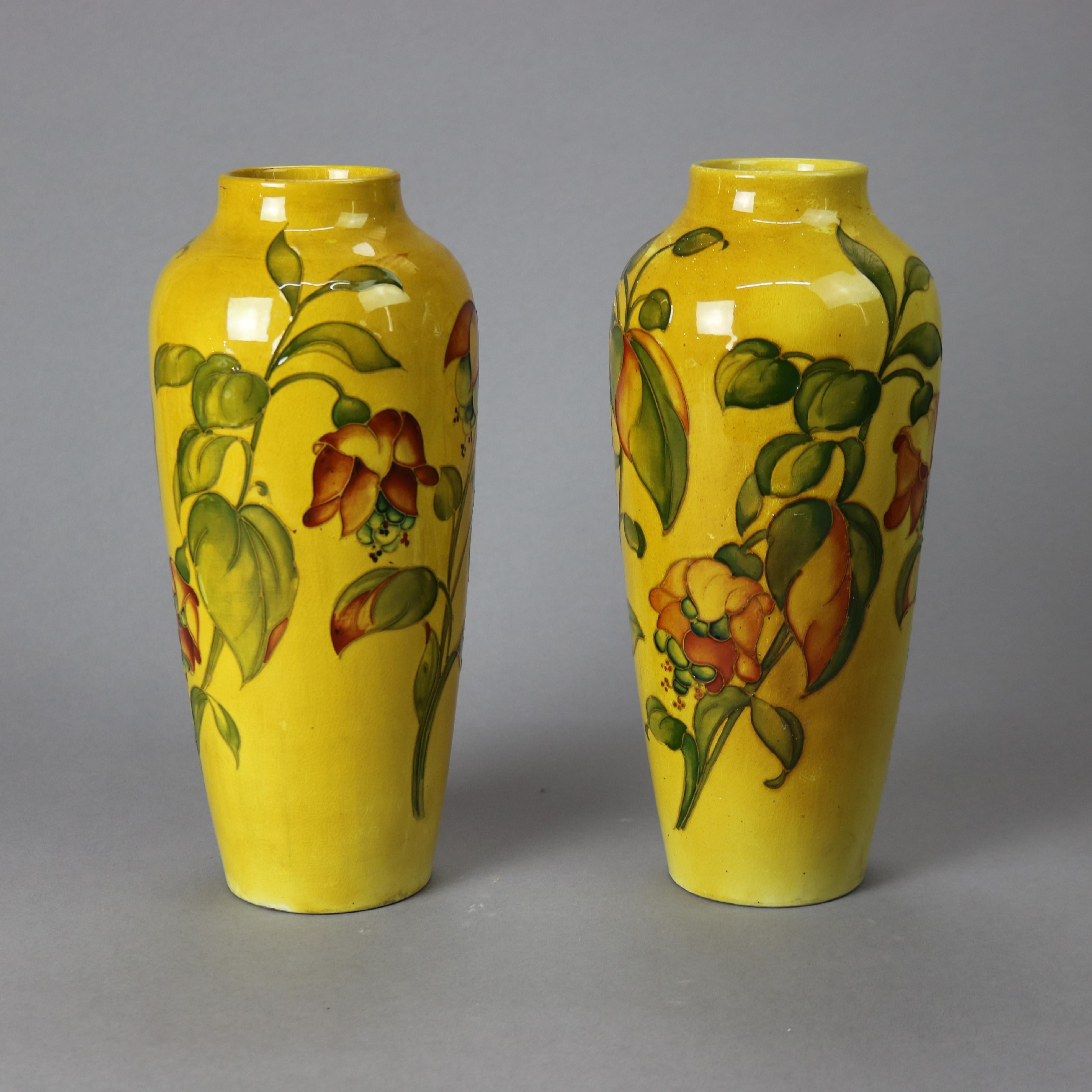 Arts and Crafts Paire de vases anciens en poterie d'art Arts & Crafts Moorcroft,  Circa 1910 en vente