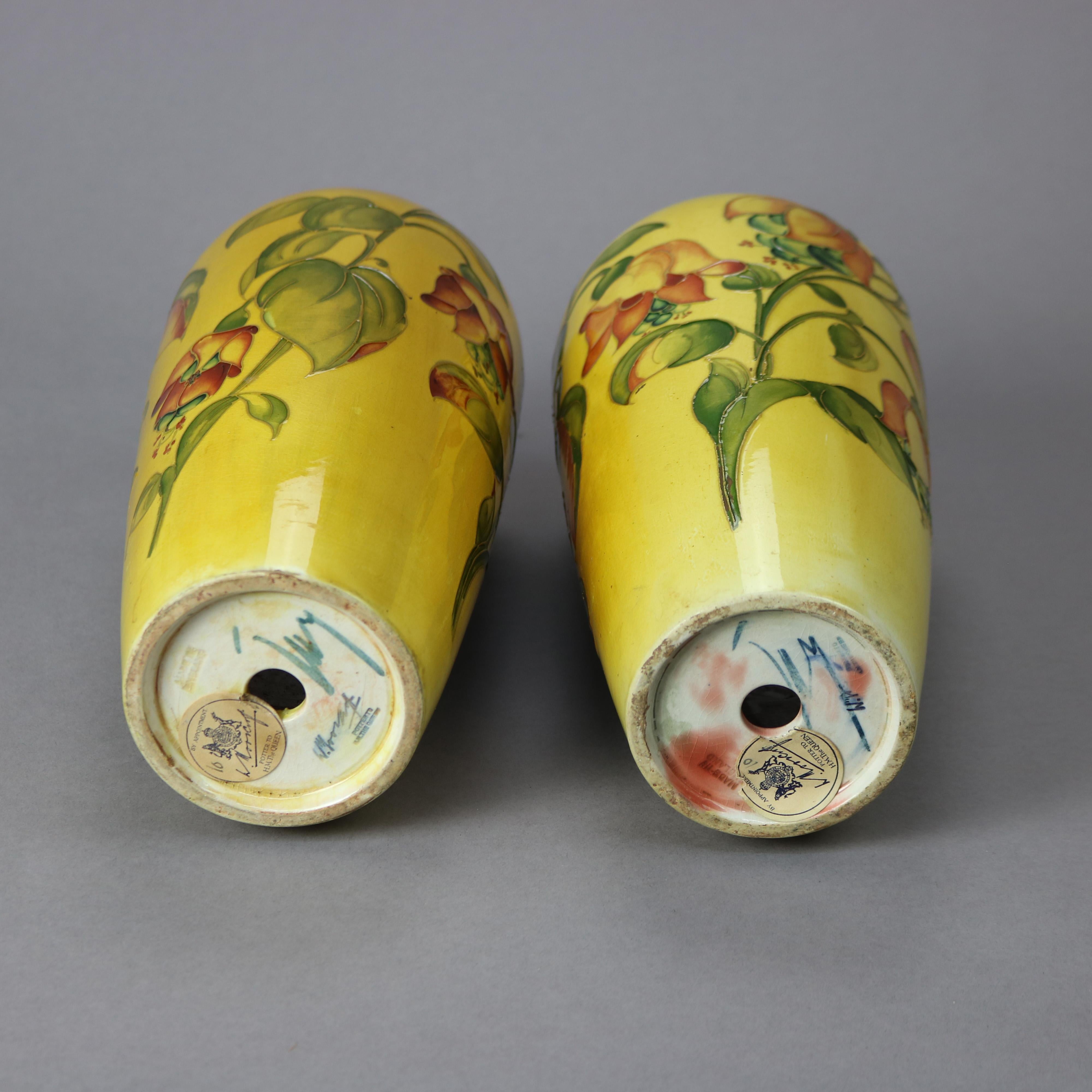 Peint à la main Paire de vases anciens en poterie d'art Arts & Crafts Moorcroft,  Circa 1910 en vente