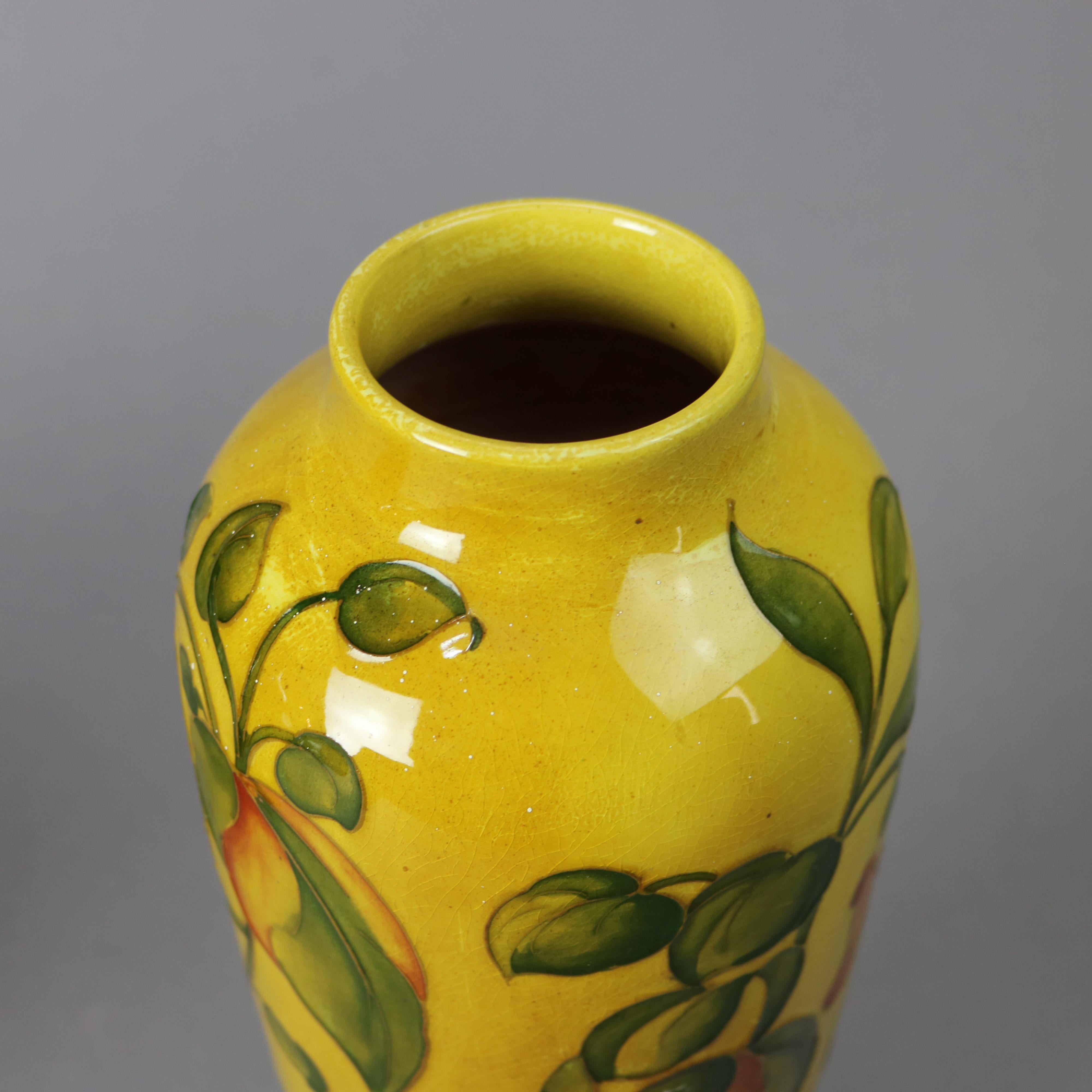 Poteries Paire de vases anciens en poterie d'art Arts & Crafts Moorcroft,  Circa 1910 en vente