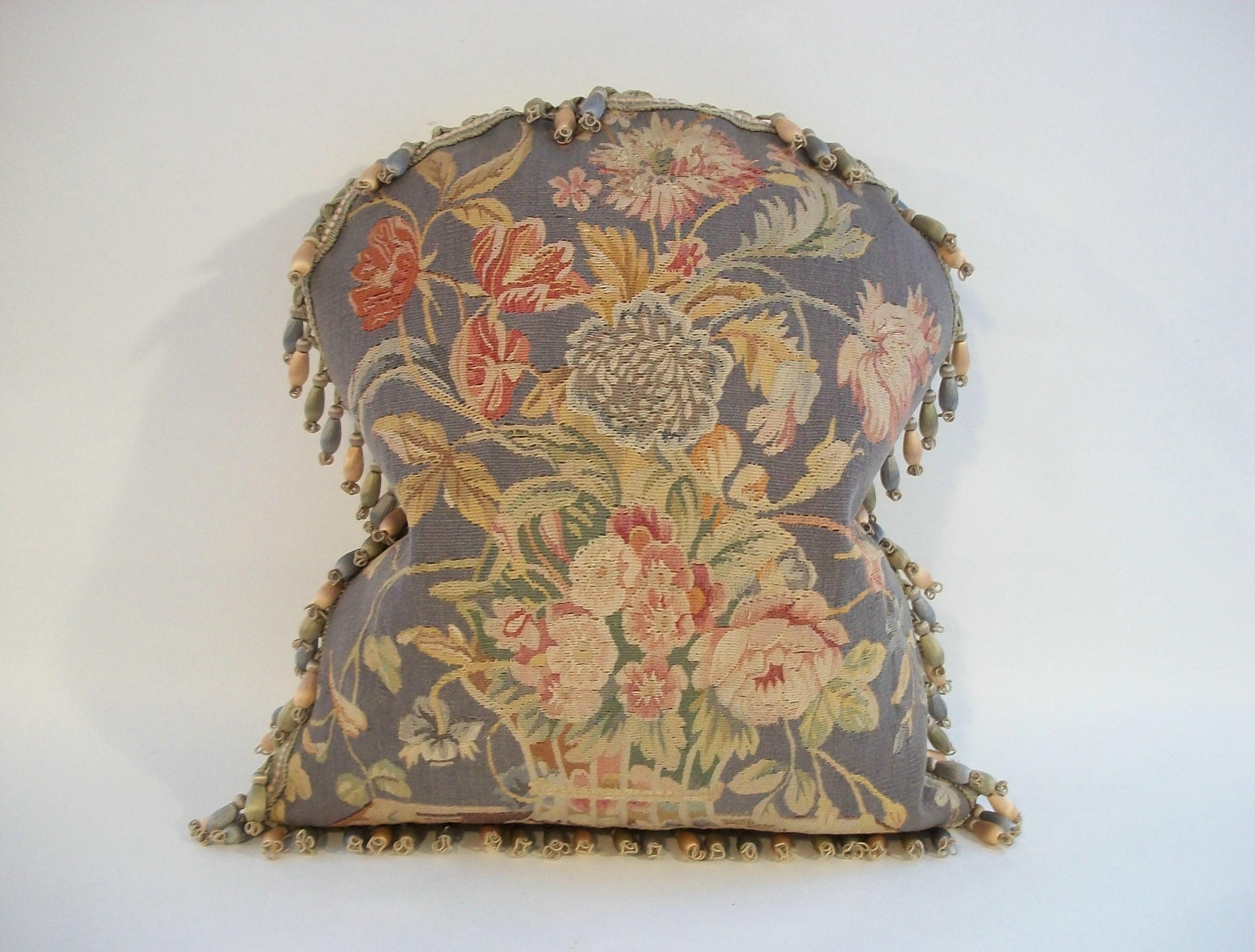 Antikes Paar Aubusson-Wandteppichkissen aus Wolle und Seide – Frankreich – um 1820 im Angebot 3