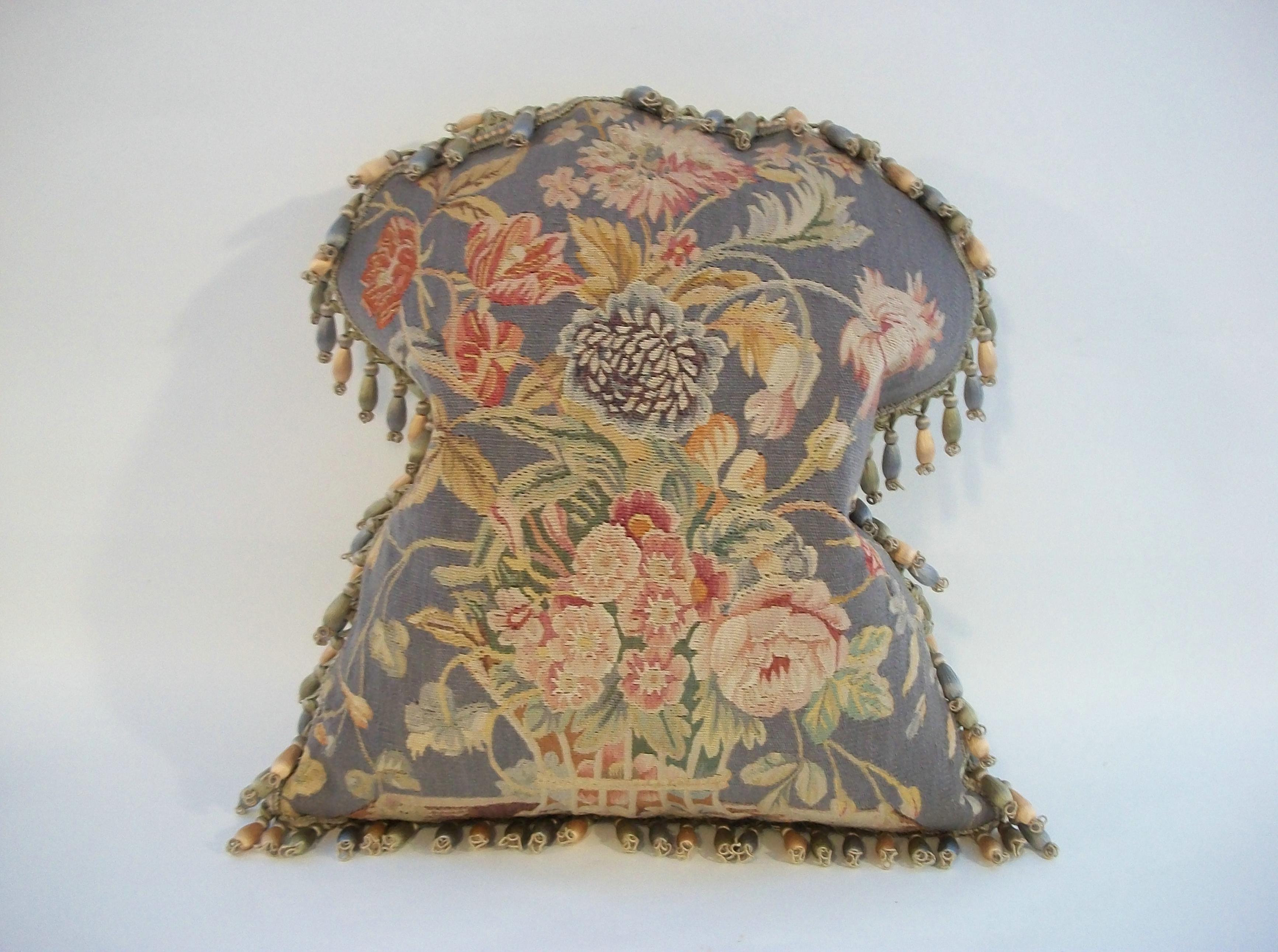 Antique Pair of Aubusson Tapestry Pillows - Wool & Silk - France - Circa 1820 For Sale 4