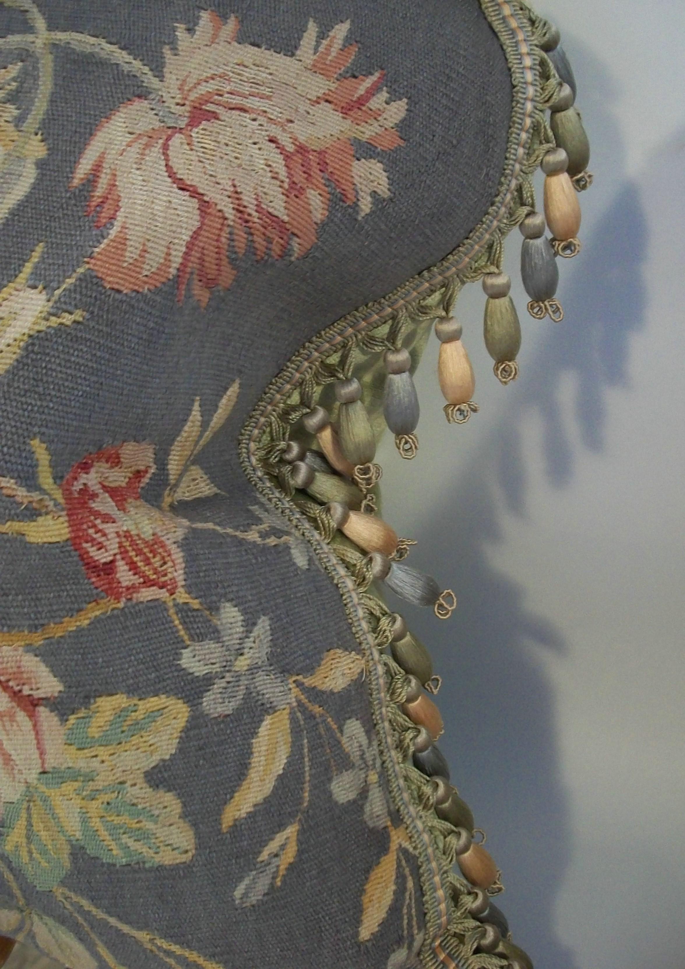 Antikes Paar Aubusson-Wandteppichkissen aus Wolle und Seide – Frankreich – um 1820 im Angebot 8