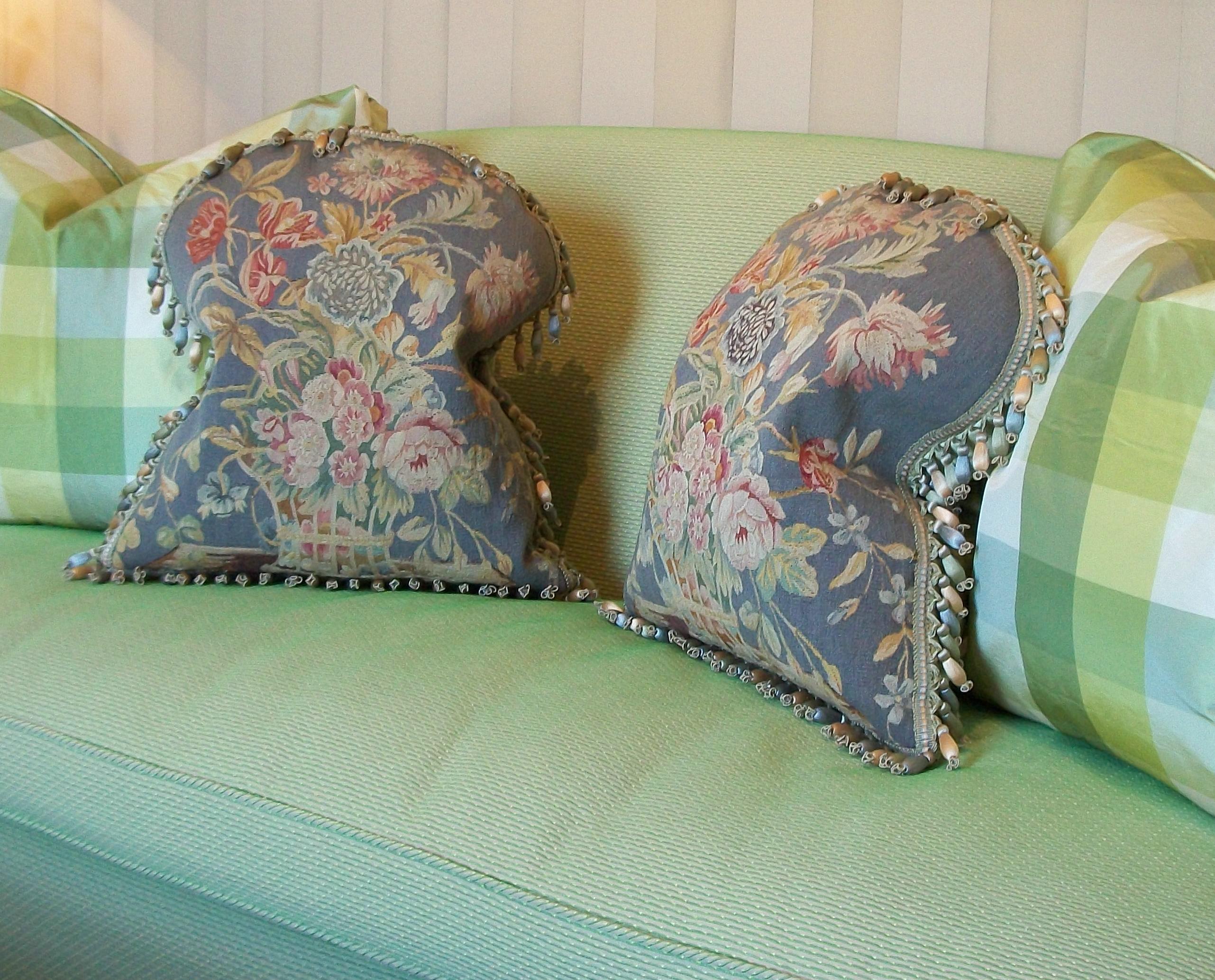 French Antique Pair of Aubusson Tapestry Pillows - Wool & Silk - France - Circa 1820 For Sale