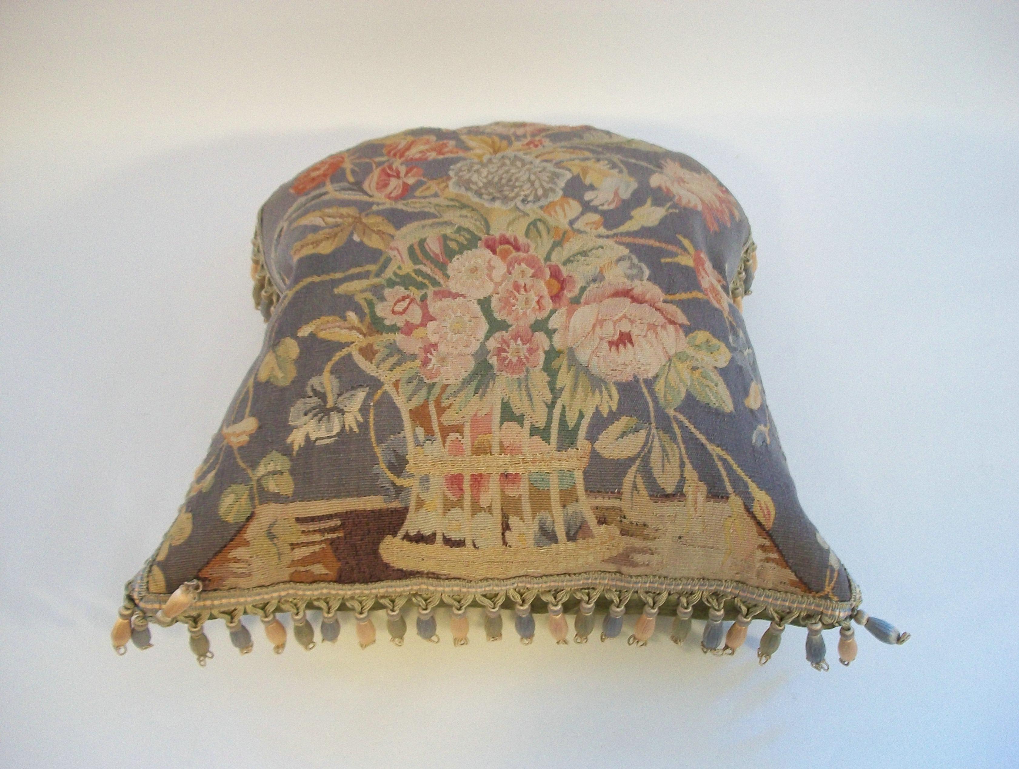 Antica coppia di cuscini ad arazzo Aubusson - Lana e seta - Francia - CIRCA 1820 in vendita 1