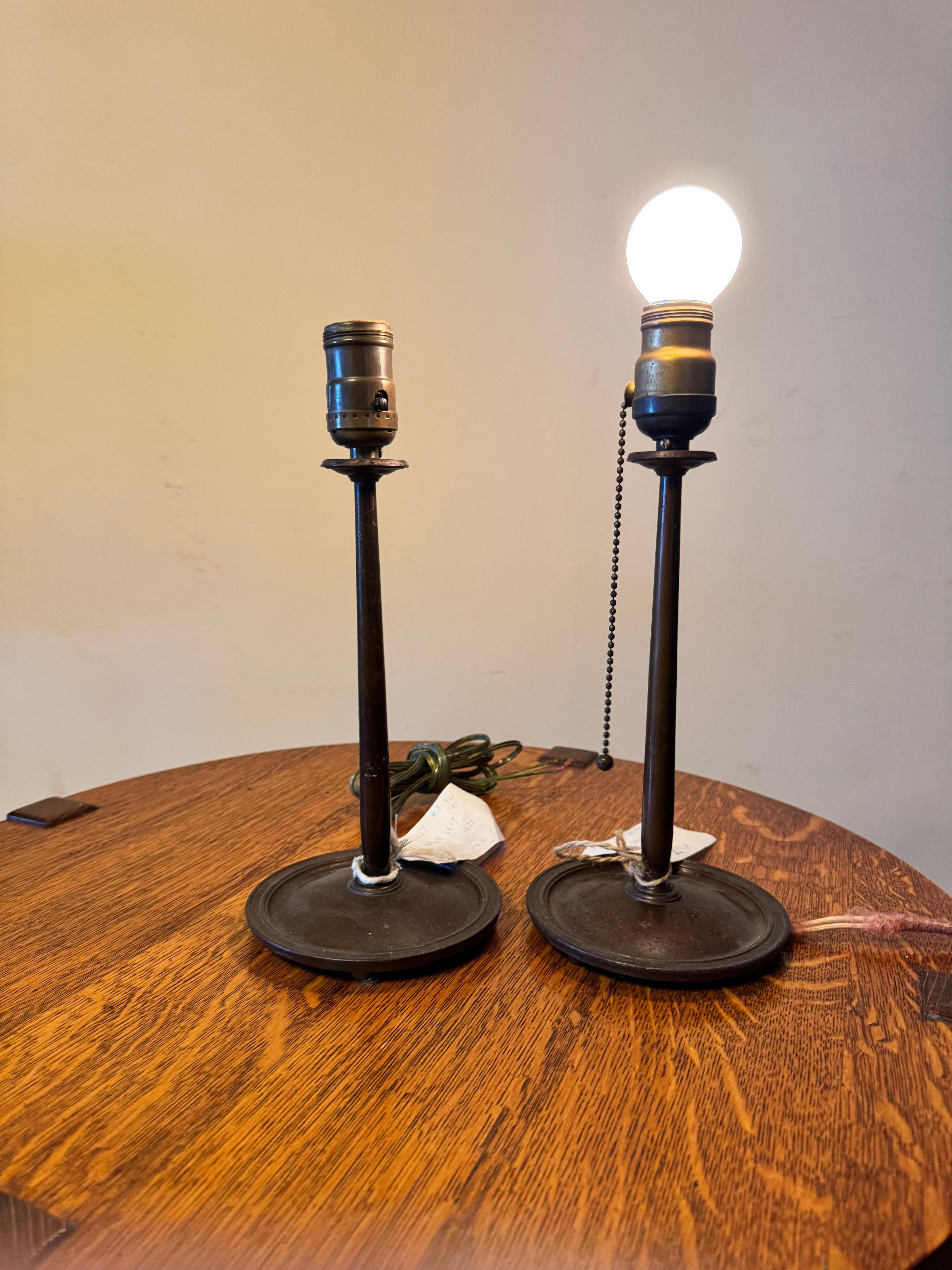 Antikes Paar „Aurora“-Tischlampen, hergestellt von der „Decorative Arts League“ in NYC

Dies ist ein Paar von 