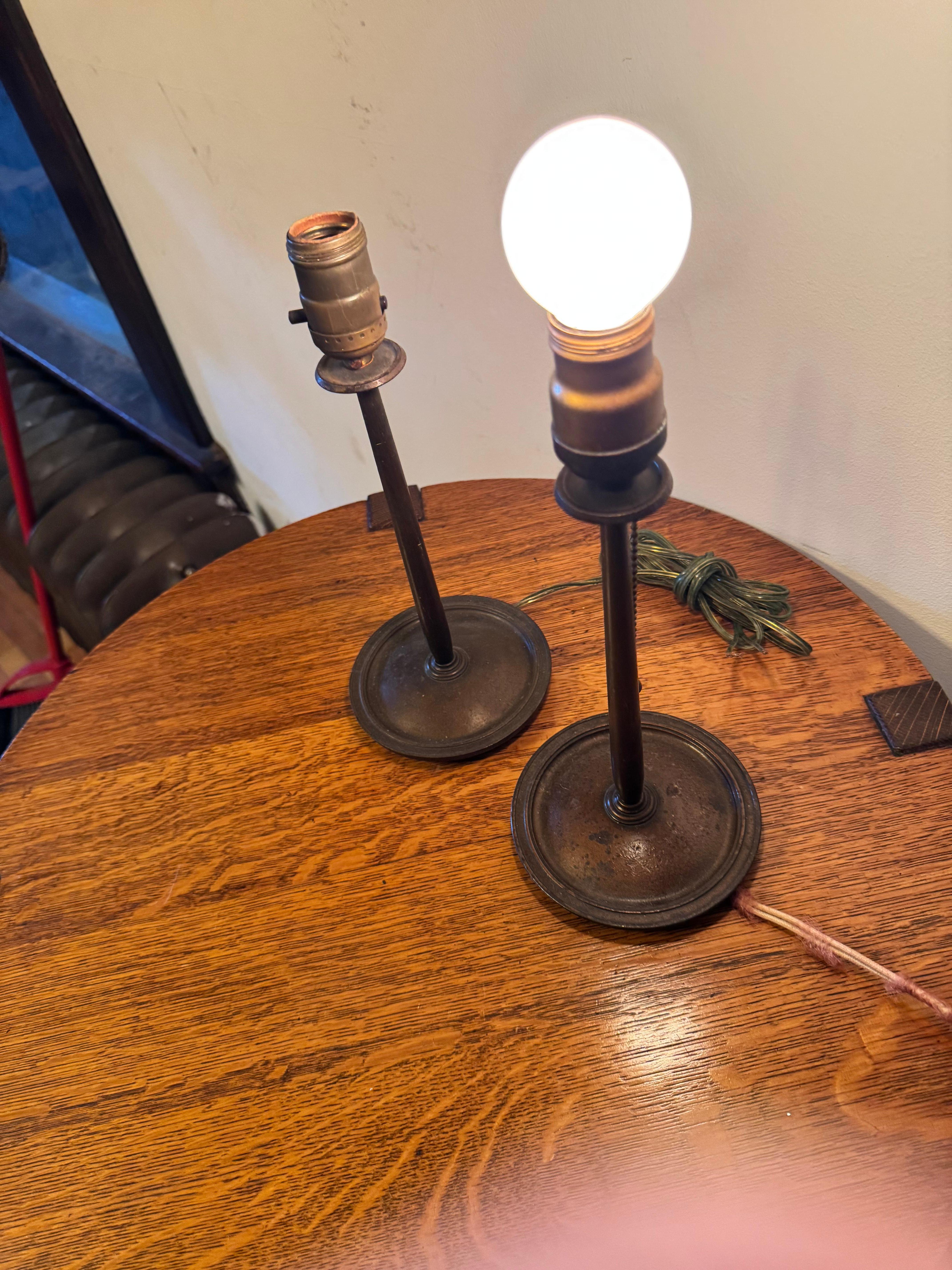 Antikes Paar „Aurora“-Sessel  Lampe  Die 