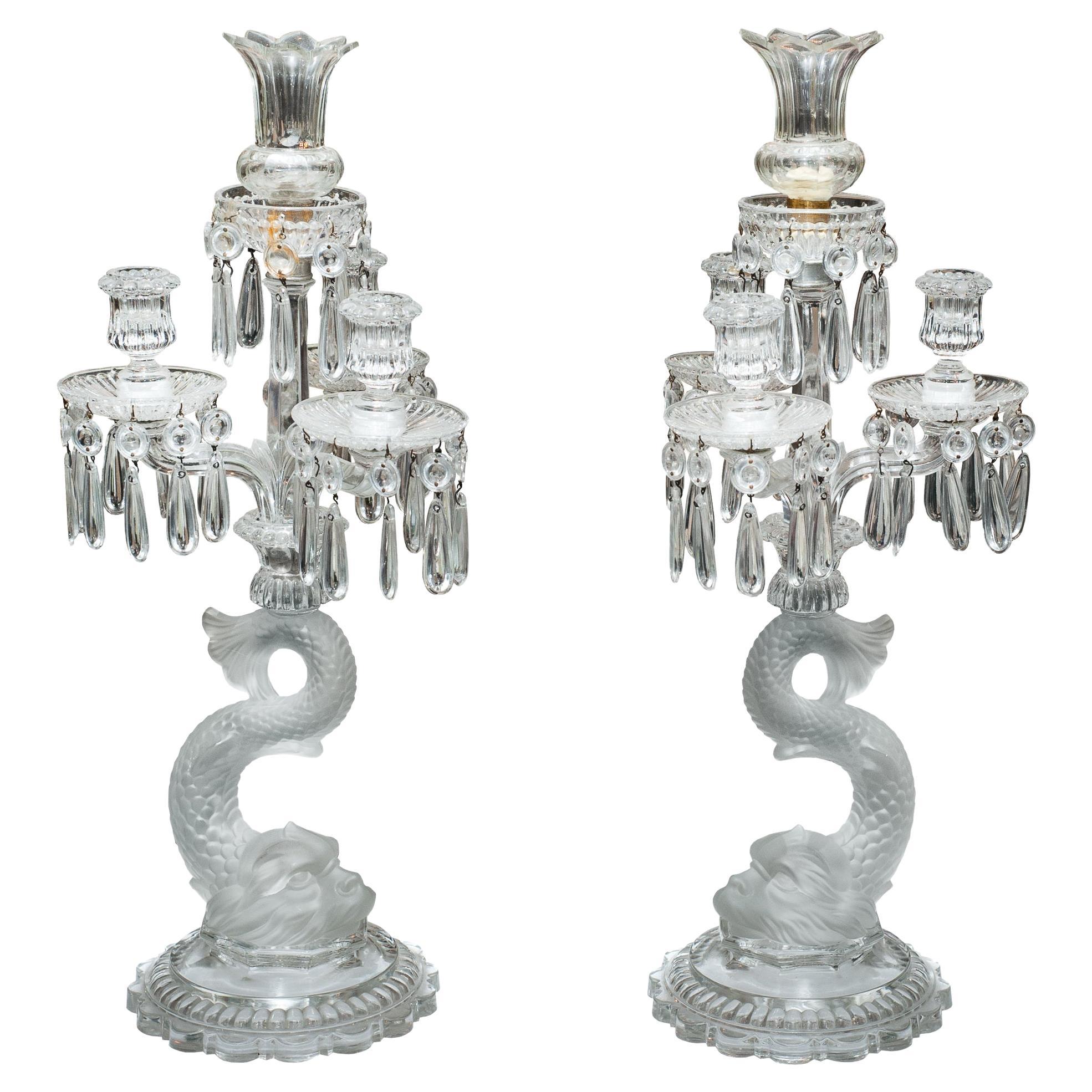 Paire de candélabres anciens à trois bras en cristal transparent et dauphins signés Baccarat en vente