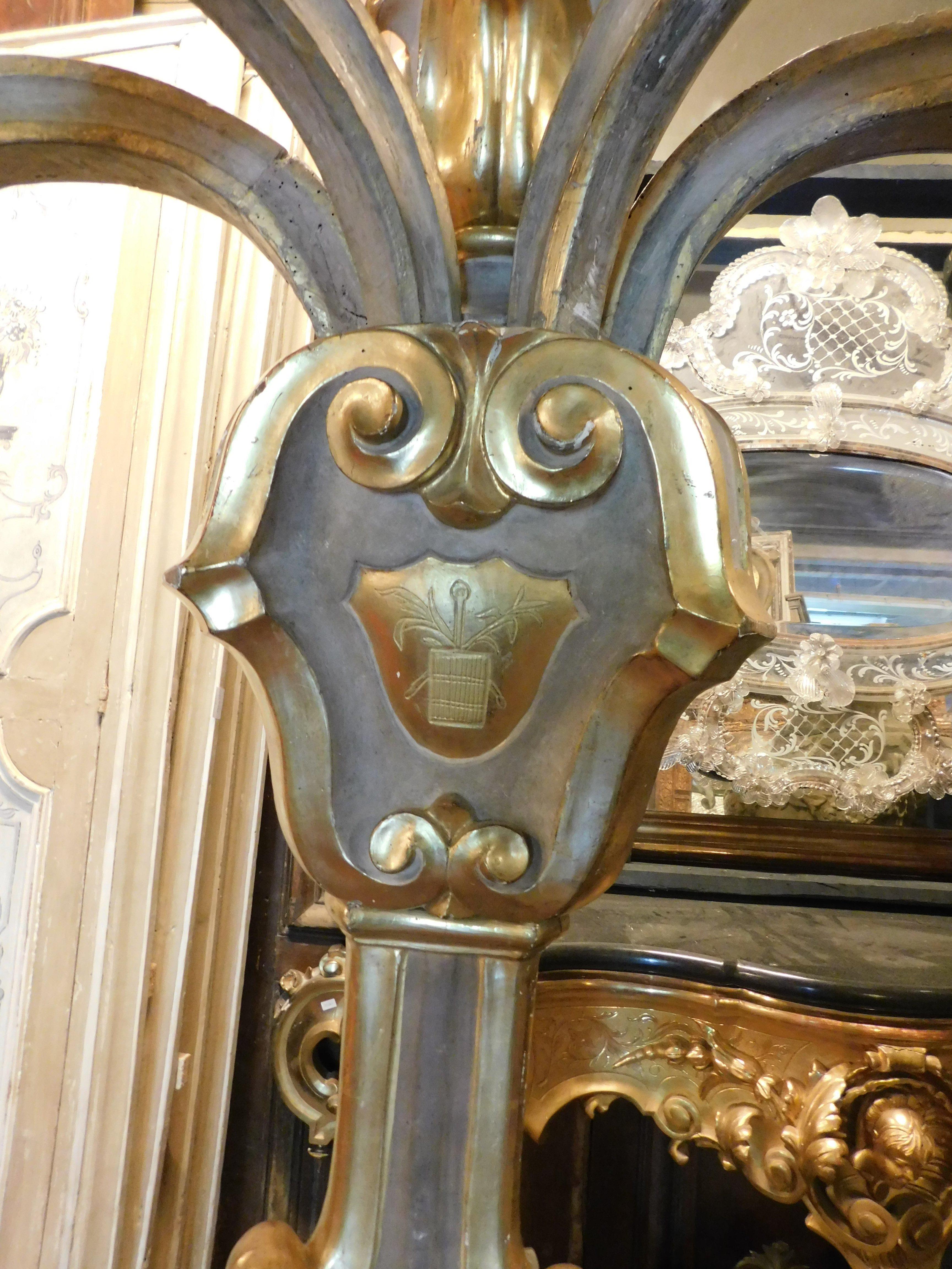 Antikes Paar großer vergoldeter und geschnitzter Holzkerzenständer, Florenz (Italien) im Angebot 4