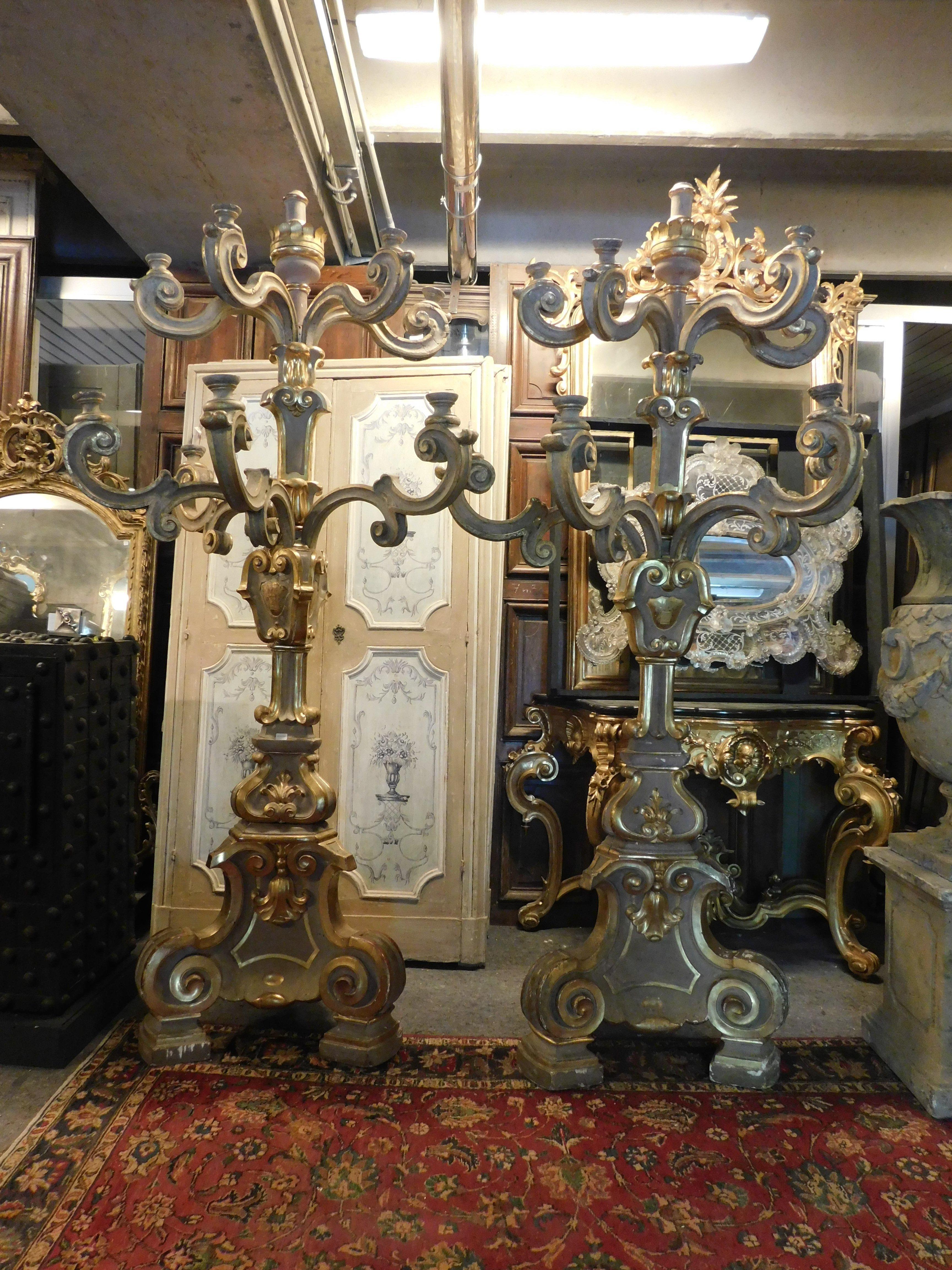 Antique pair of big gilded and carved wooden candlesticks, Florence (Italy) In Good Condition For Sale In Cuneo, Italy (CN)