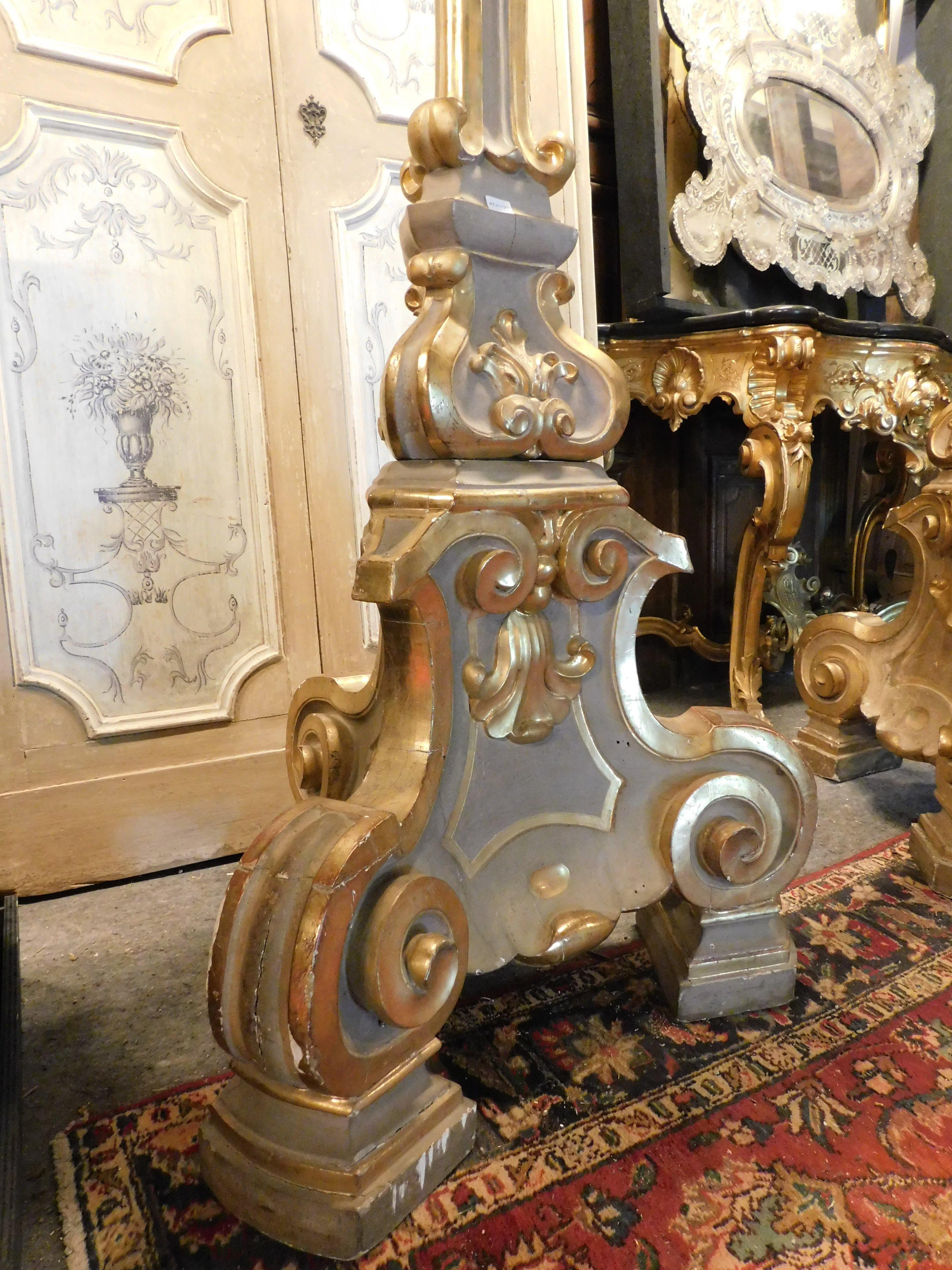 Antique pair of big gilded and carved wooden candlesticks, Florence (Italy) For Sale 2